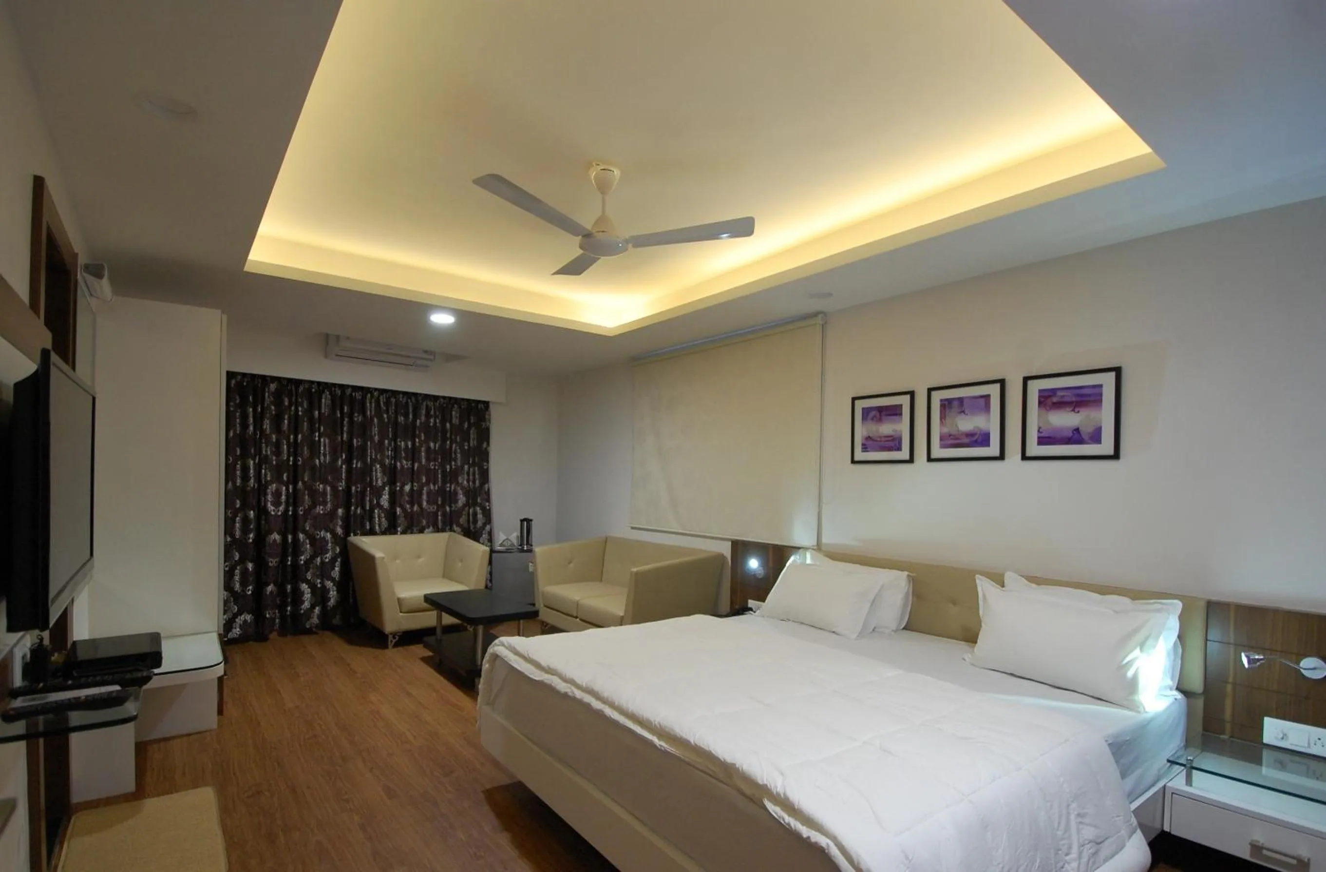 Photo of the whole room, Bed in Hotel Ambassador