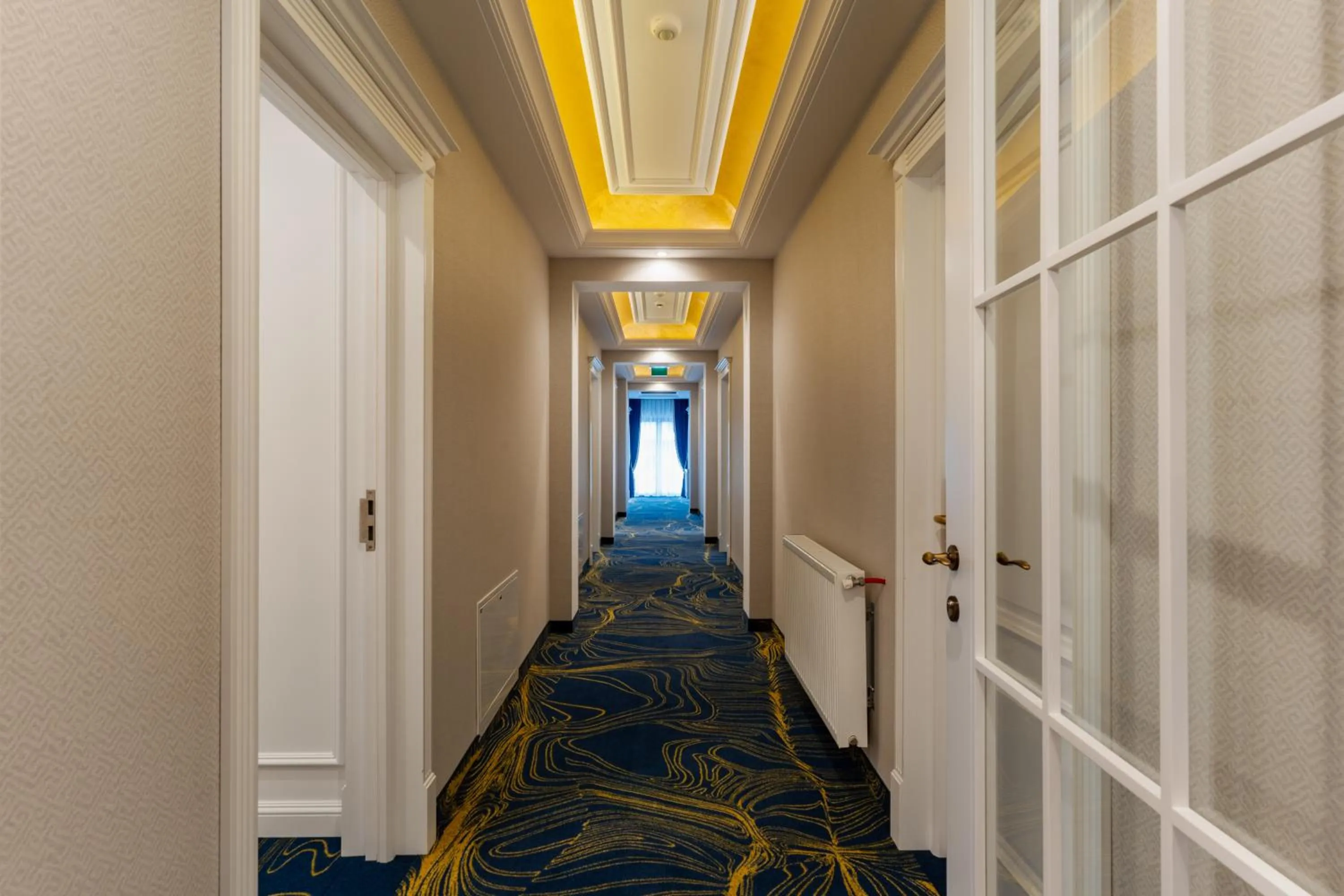 wardrobe in Hotel NOBLESSE Boutique&Spa