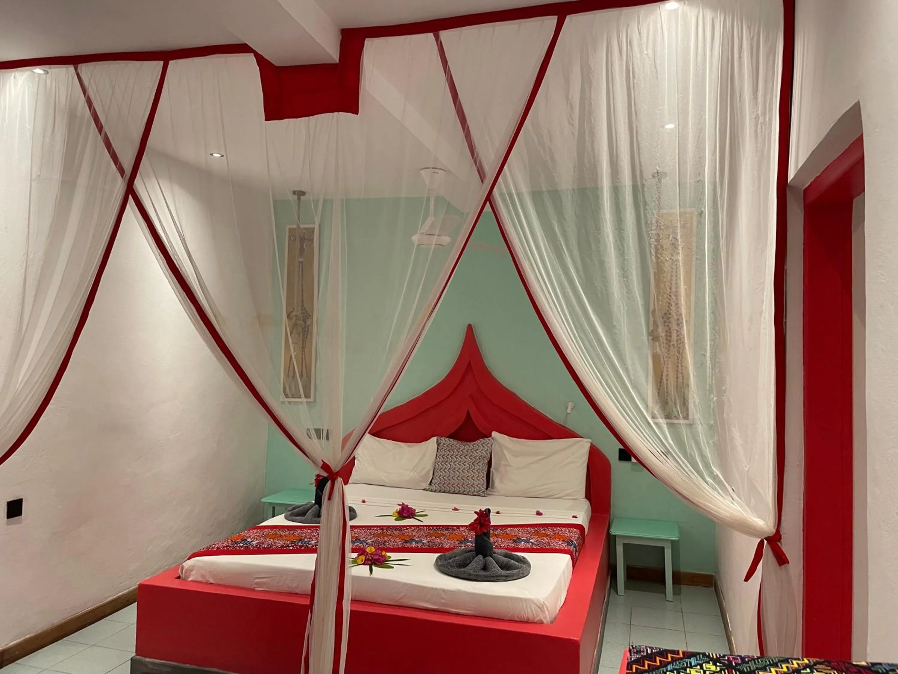 Photo of the whole room, Bed in Blue Reef Sport & Fishing Lodge and Bungalows