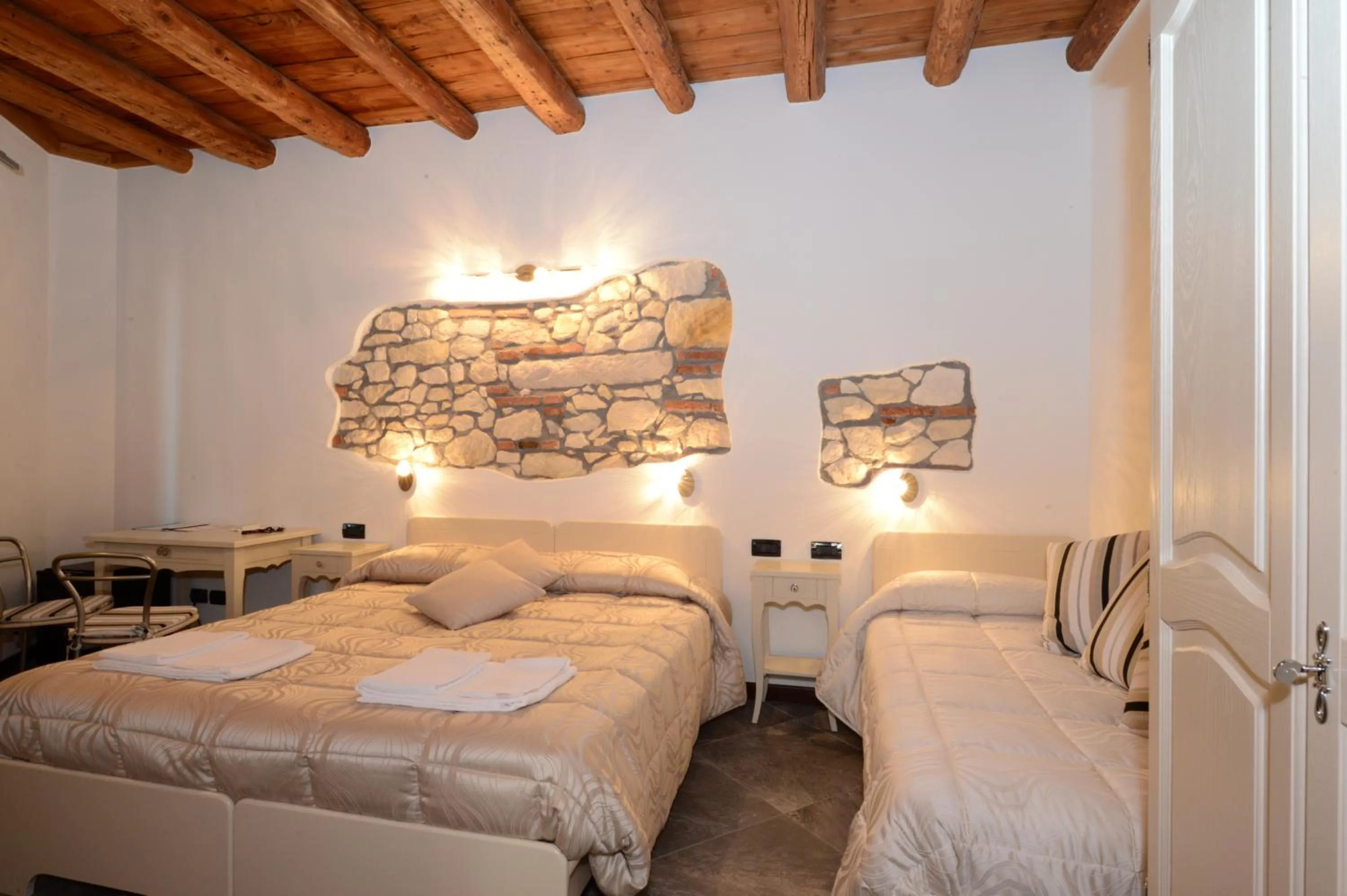 Bedroom, Bed in CQ Rooms Verona