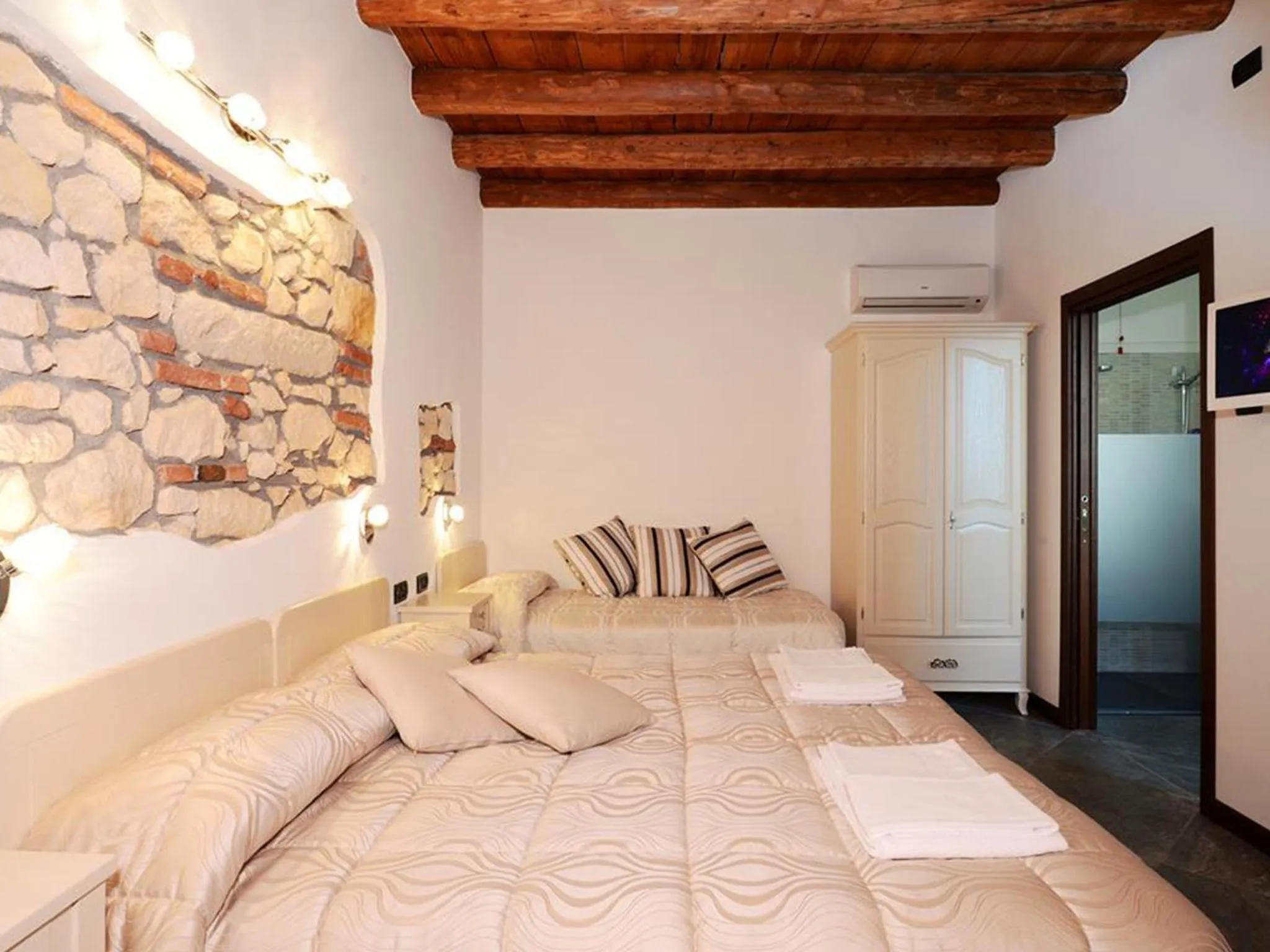 Bed in CQ Rooms Verona