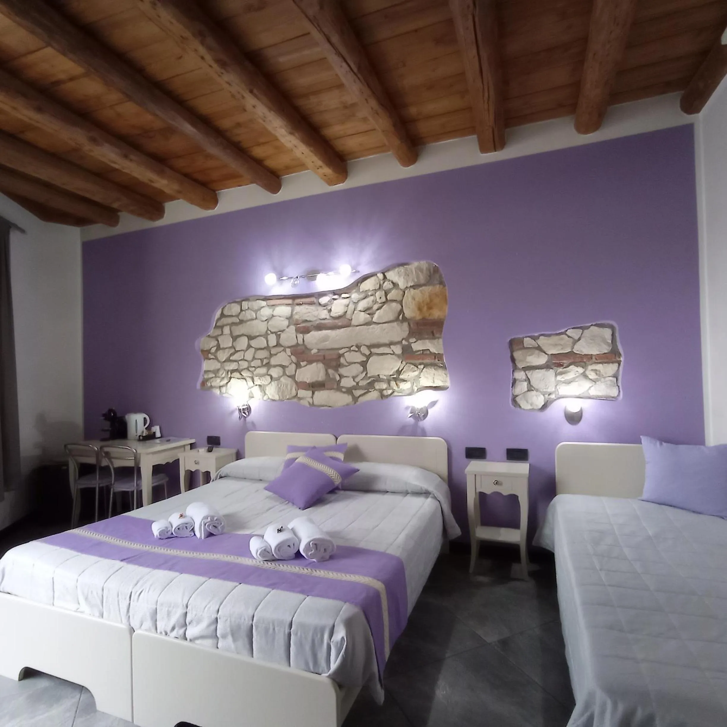 Property building, Bed in CQ Rooms Verona