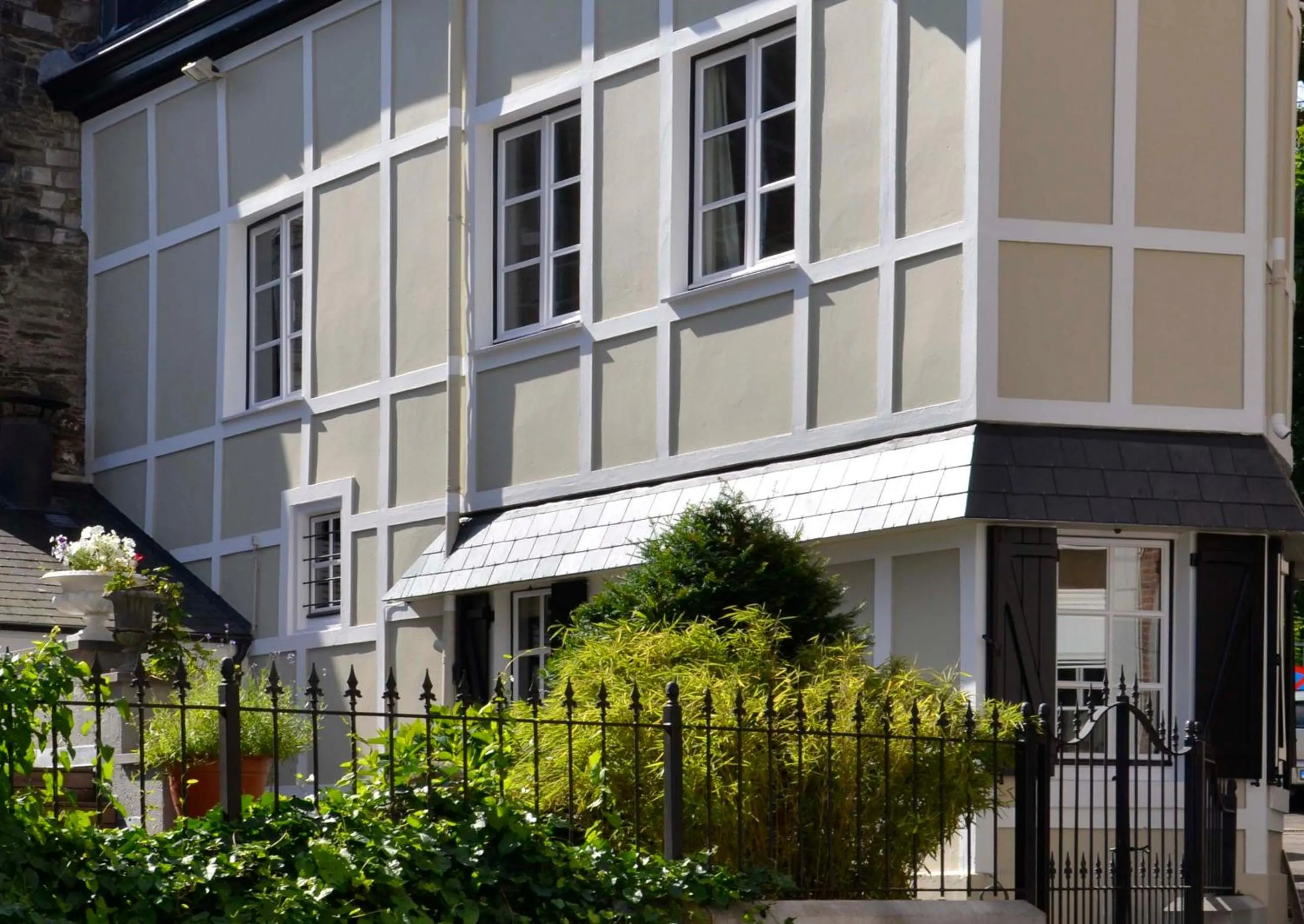 Property building in Le Petit Maur