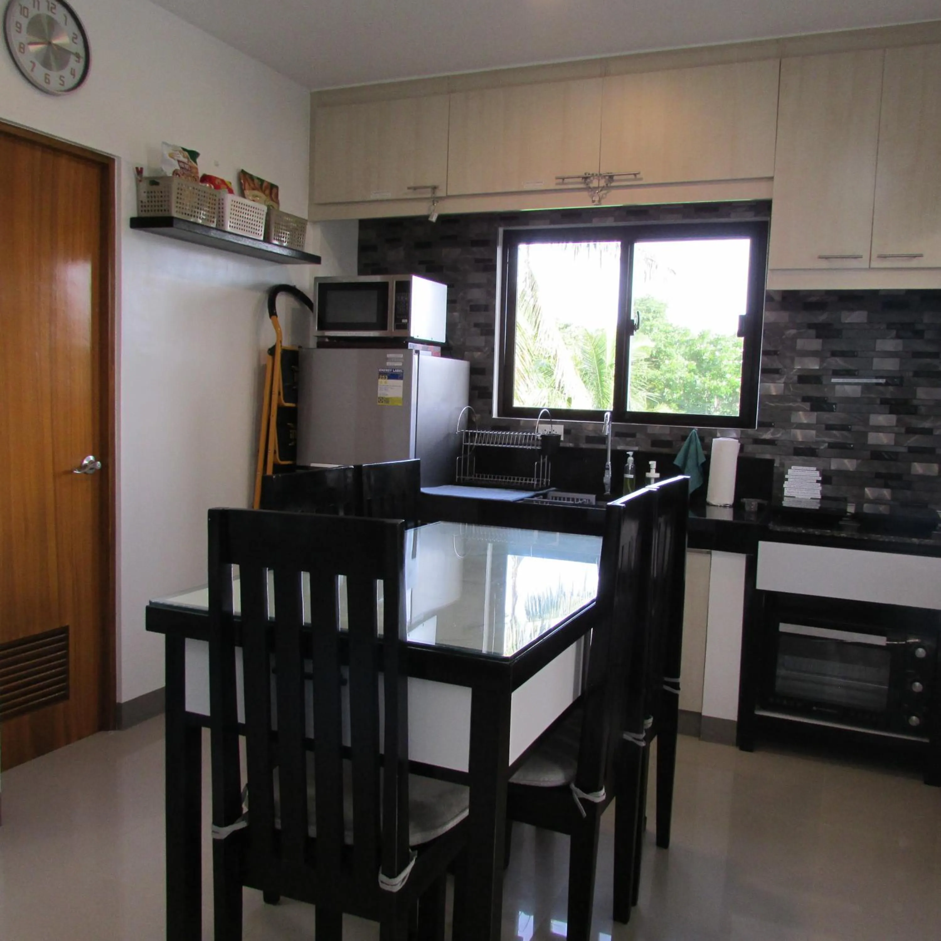 Kitchen or kitchenette in Casa Devino - Discover the Perfect Condo Getaway in Luxury, Netflix, Free Parking