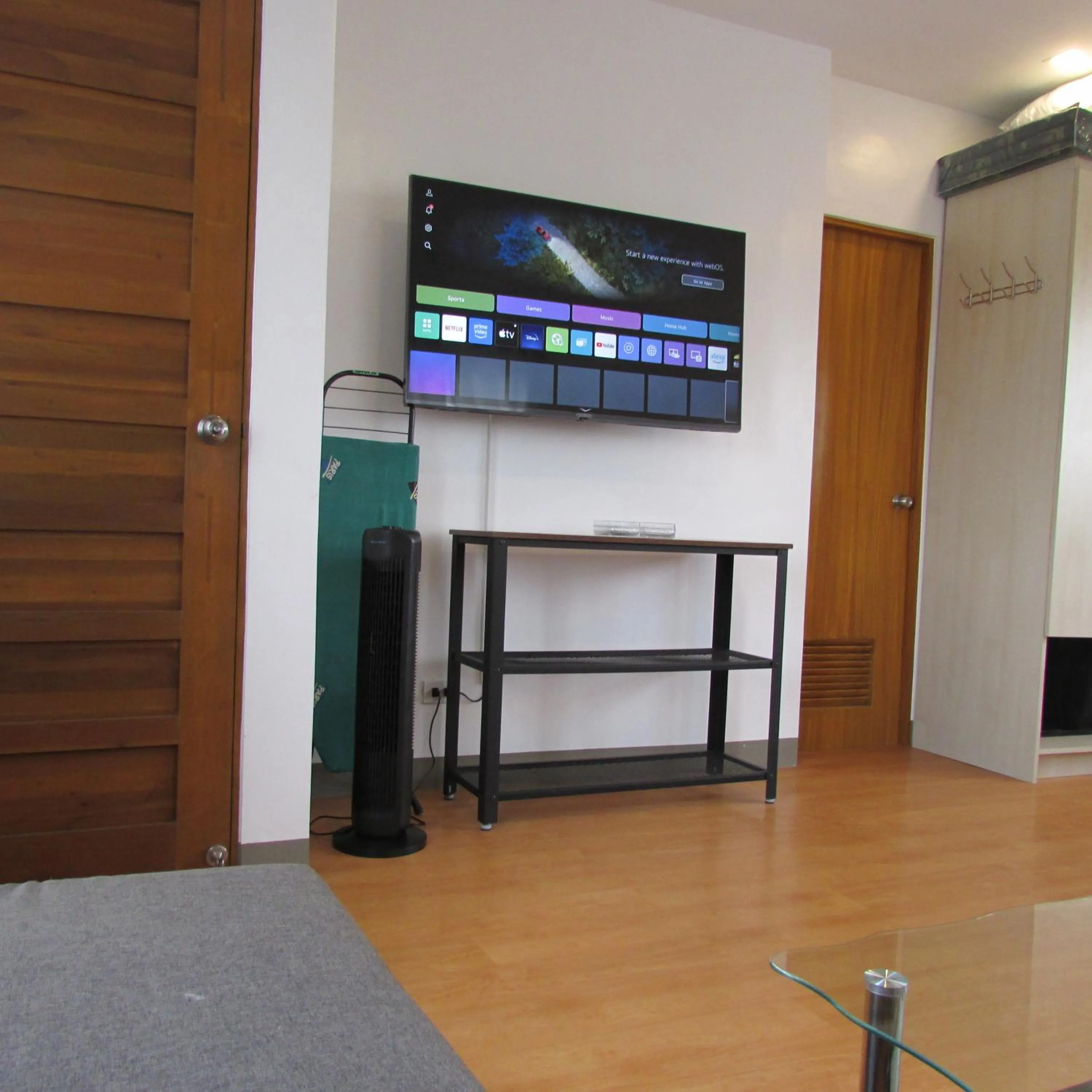 TV and multimedia in Casa Devino - Discover the Perfect Condo Getaway in Luxury, Netflix, Free Parking