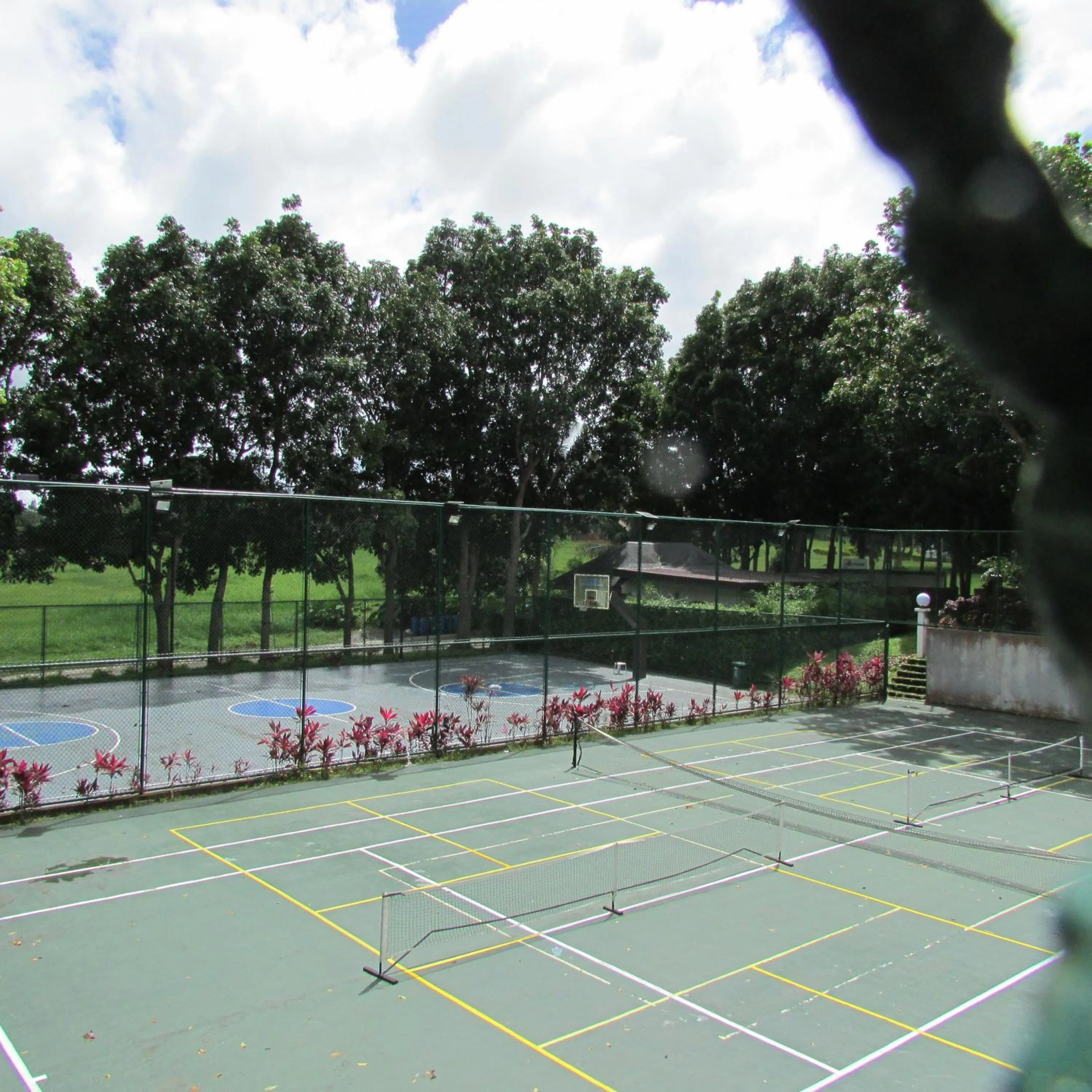 Tennis court in Casa Devino - Discover the Perfect Condo Getaway in Luxury, Netflix, Free Parking