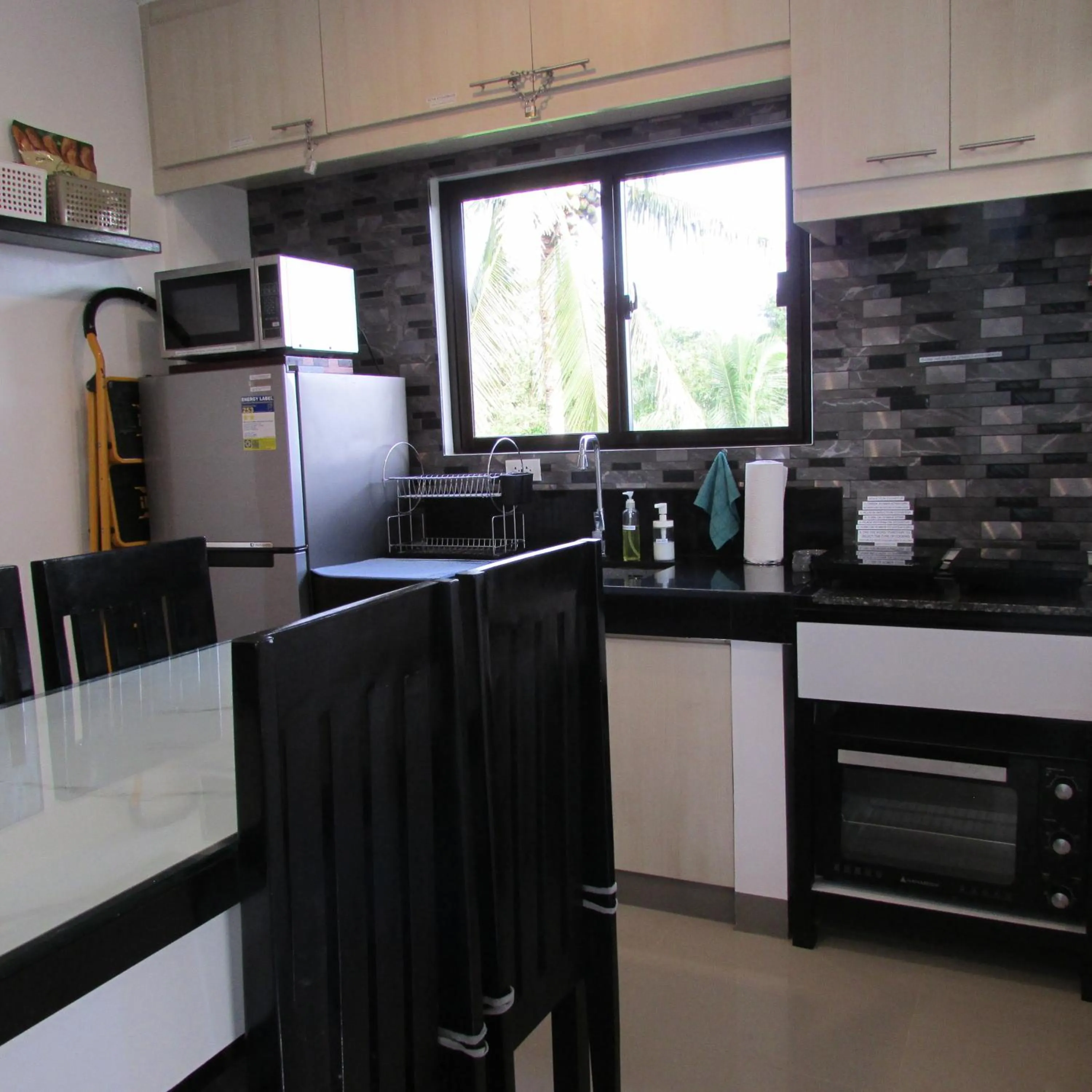 Kitchen or kitchenette in Casa Devino - Discover the Perfect Condo Getaway in Luxury, Netflix, Free Parking