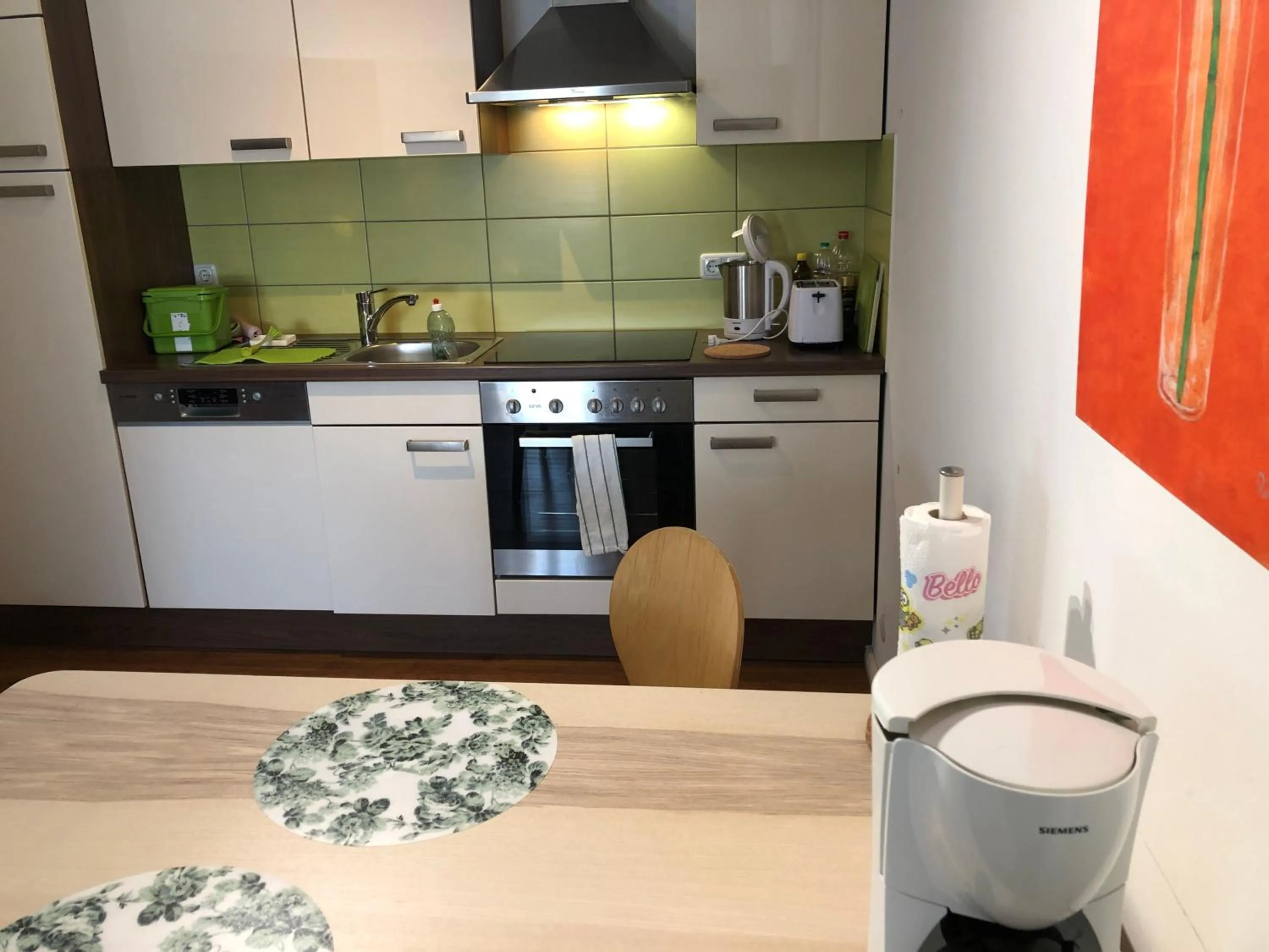 Coffee/tea facilities in Für aktive Reisende mein Aparthotel Ochsenfurt mit Terrasse, ideal for long stay, relocation