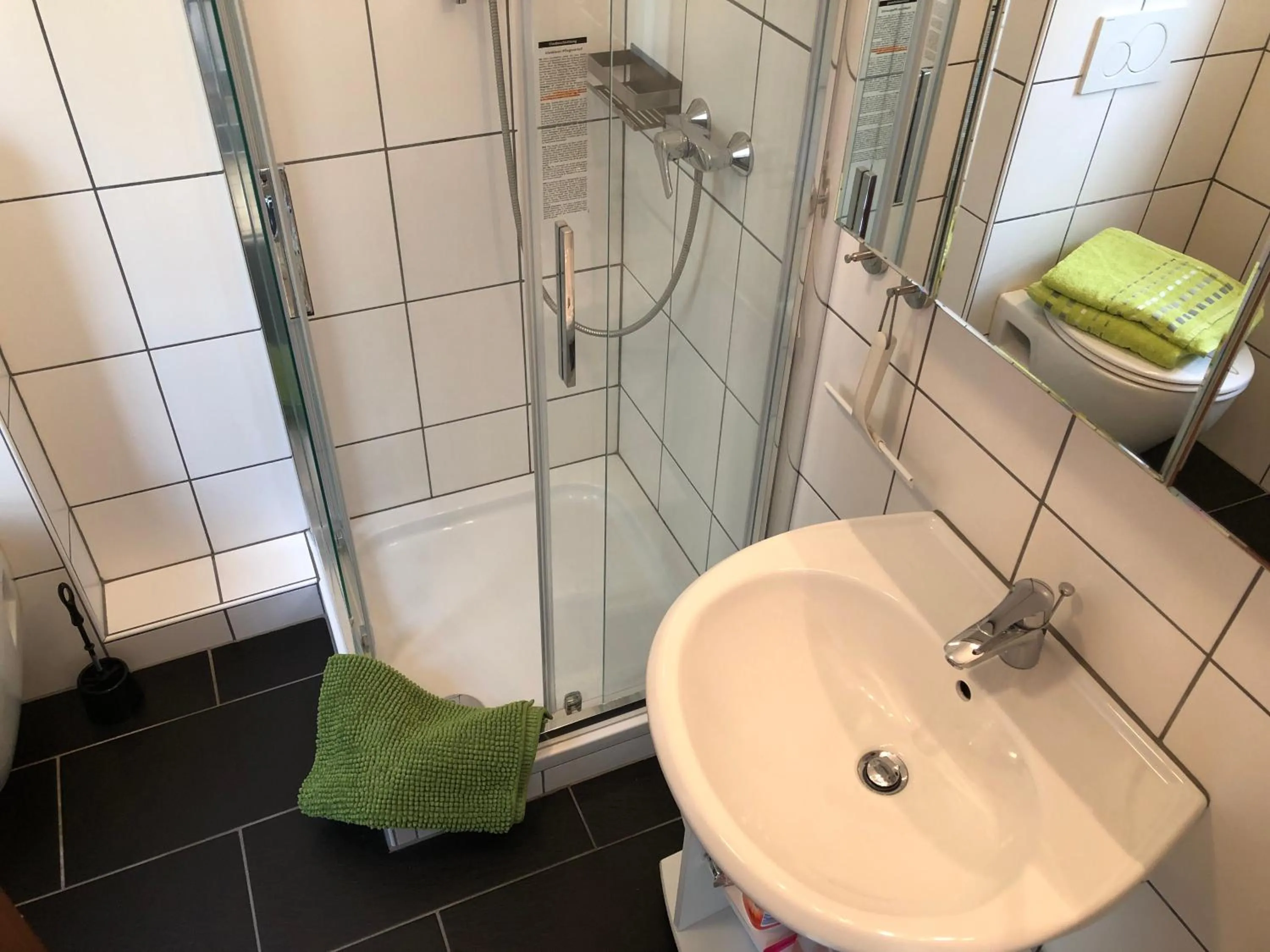 Shower in Für aktive Reisende mein Aparthotel Ochsenfurt mit Terrasse, ideal for long stay, relocation
