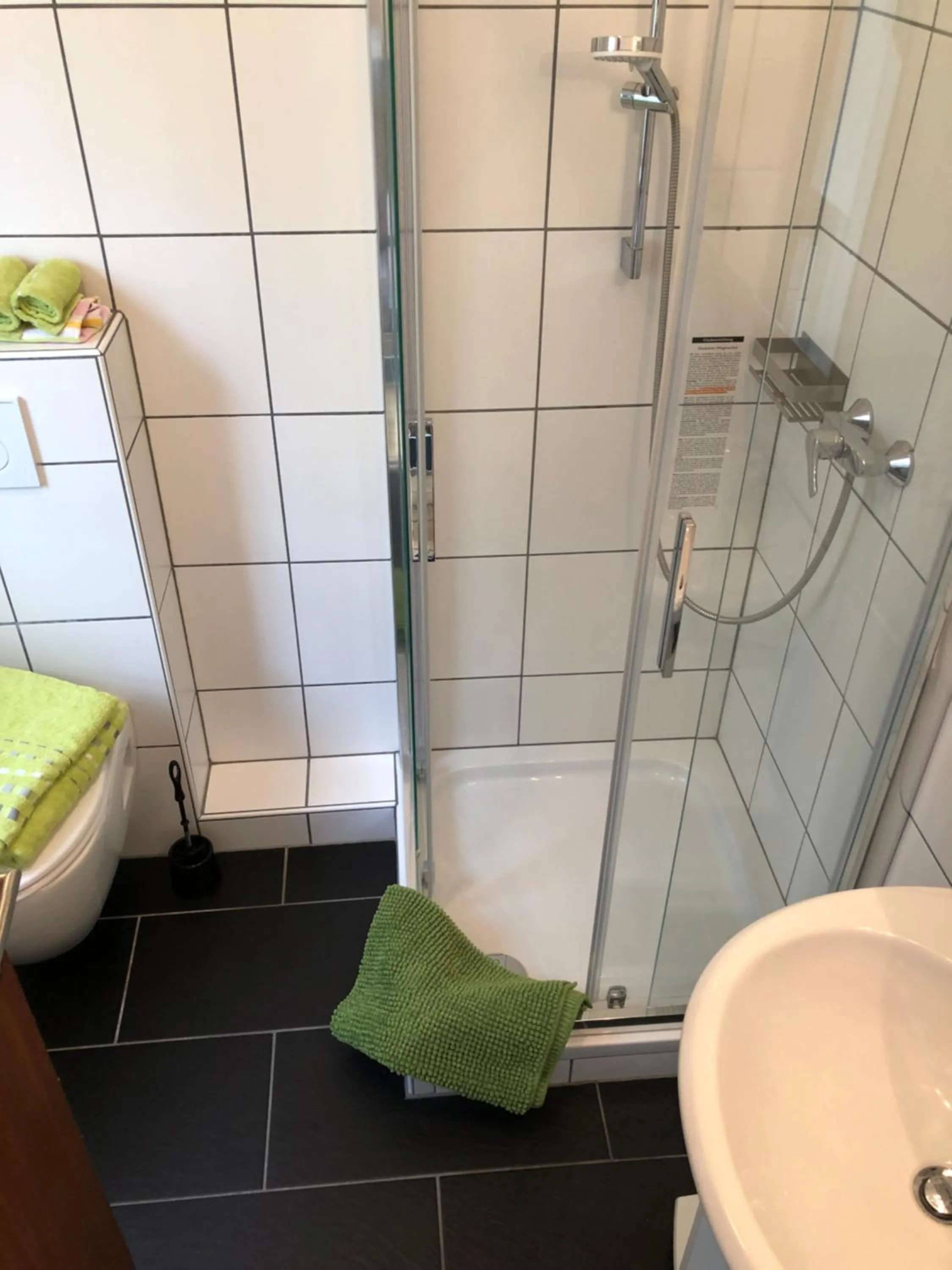 Shower in Für aktive Reisende mein Aparthotel Ochsenfurt mit Terrasse, ideal for long stay, relocation