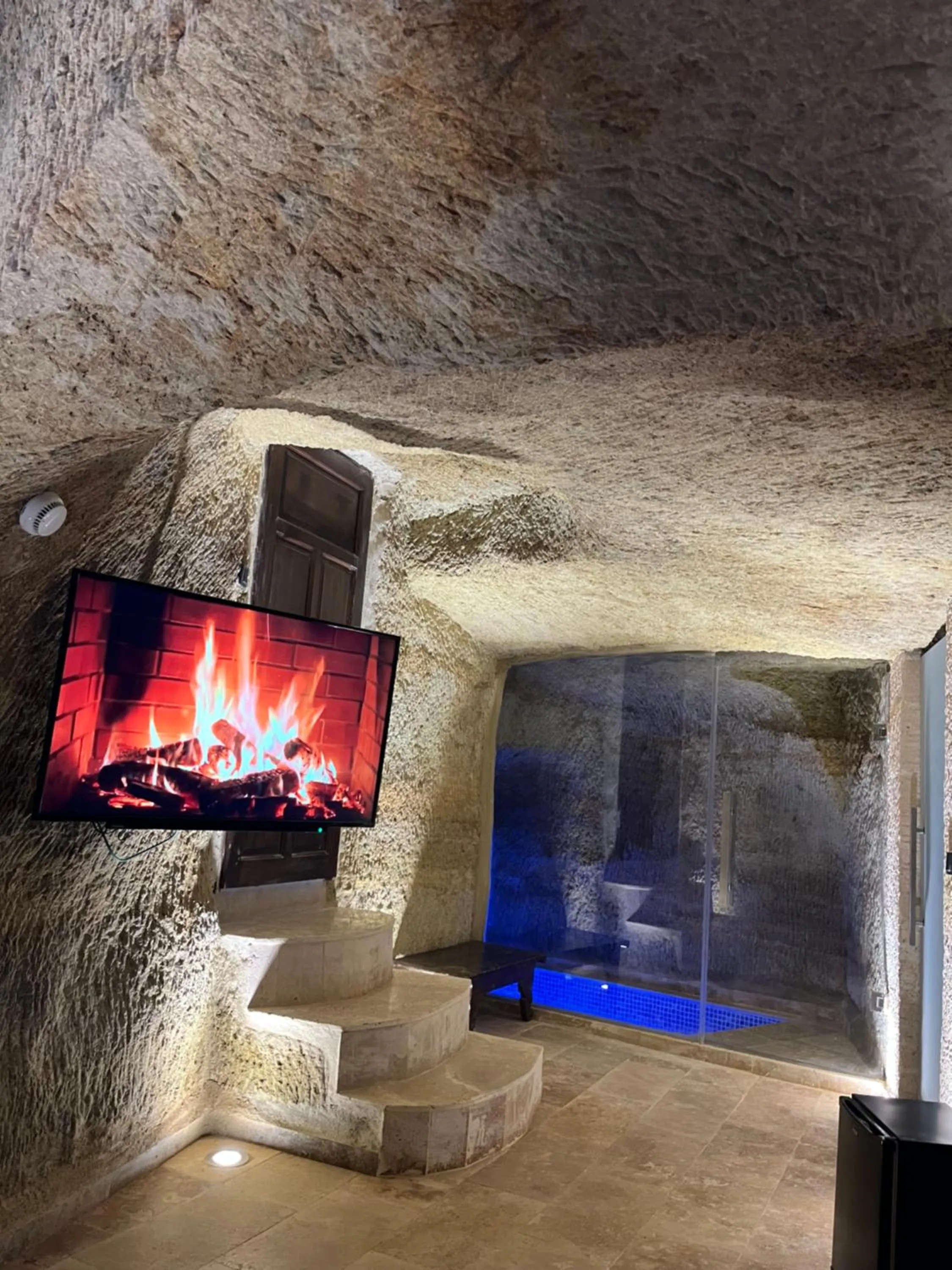 Photo of the whole room in Chakra Special Caves