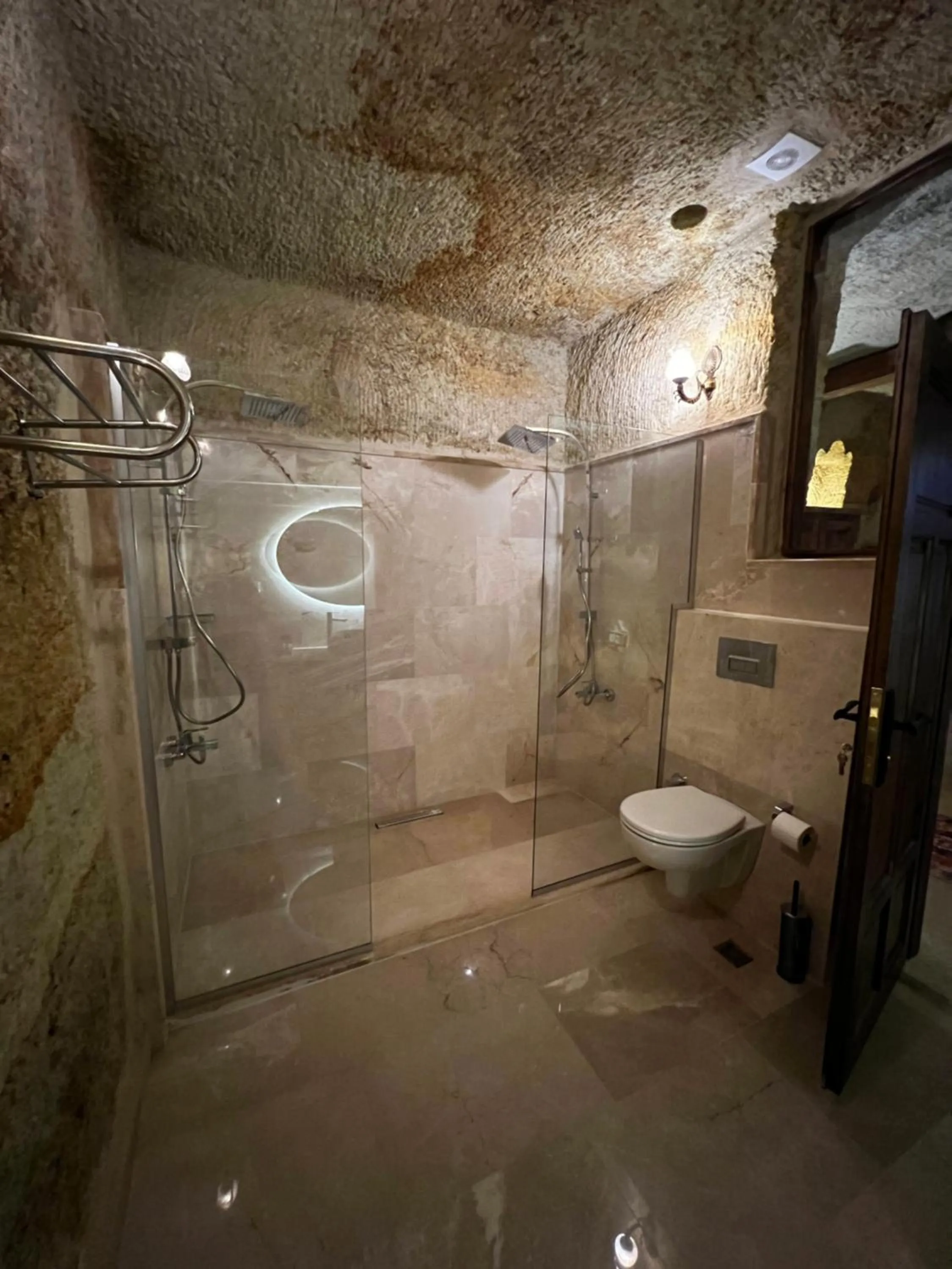 Bathroom in Chakra Special Caves