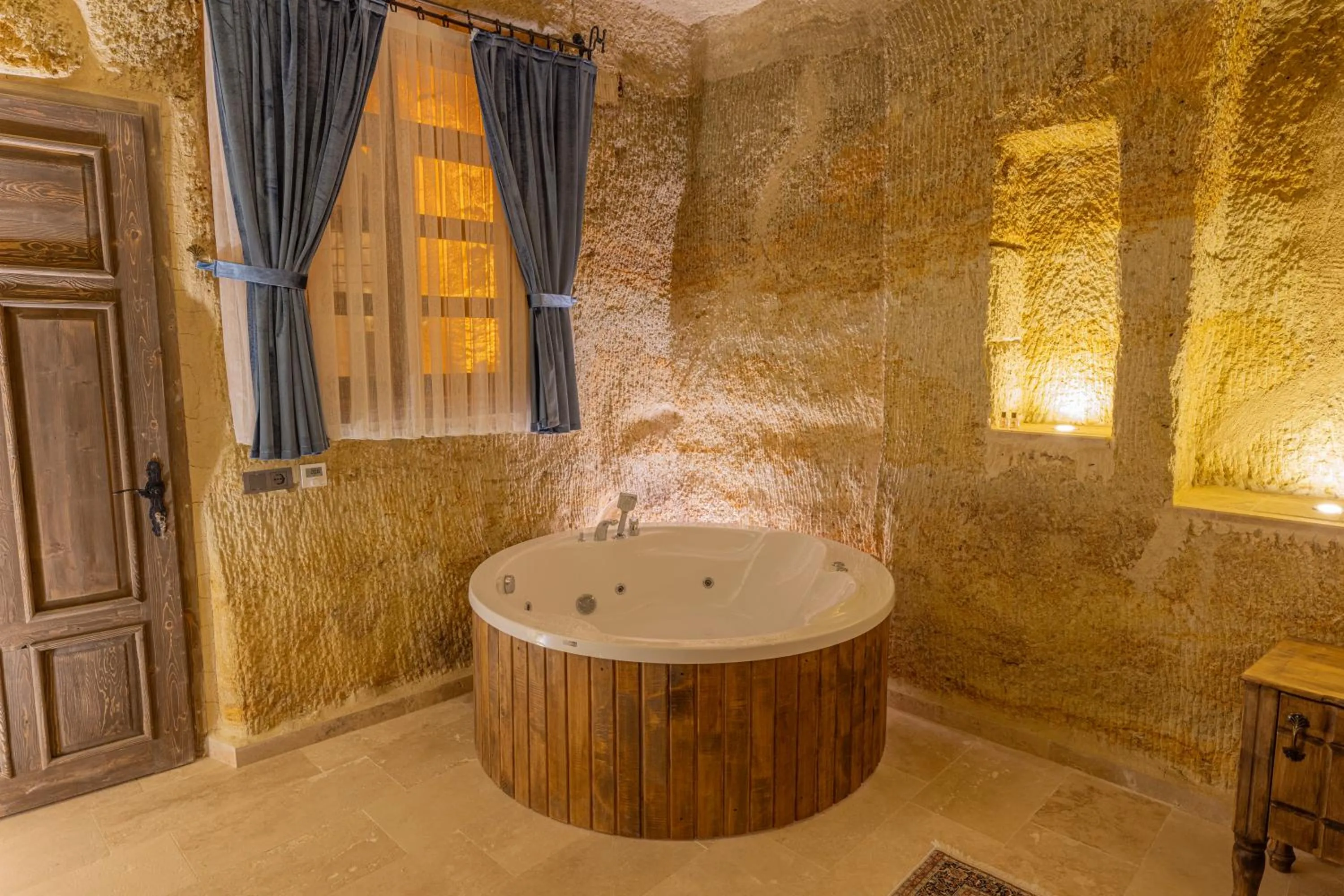 Hot Tub in Chakra Special Caves