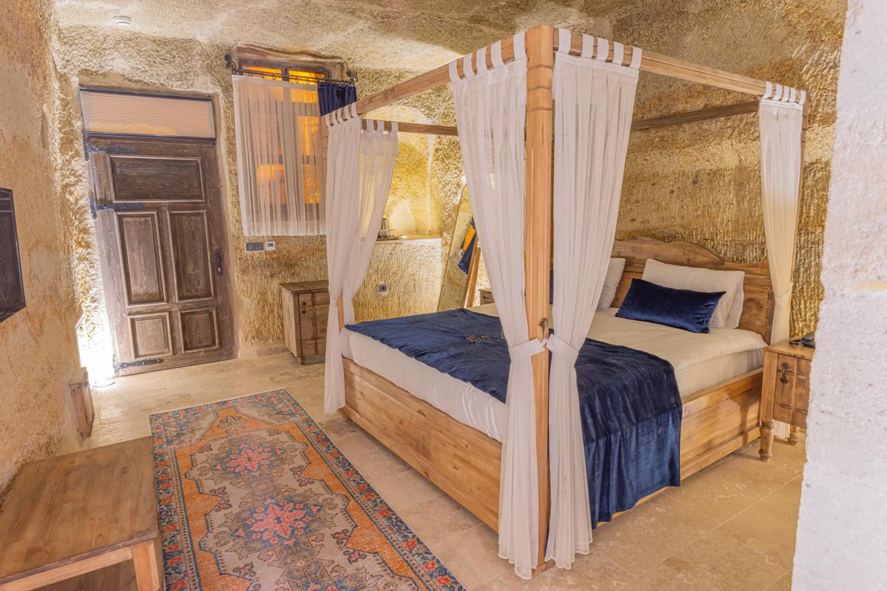 Photo of the whole room, Bed in Chakra Special Caves