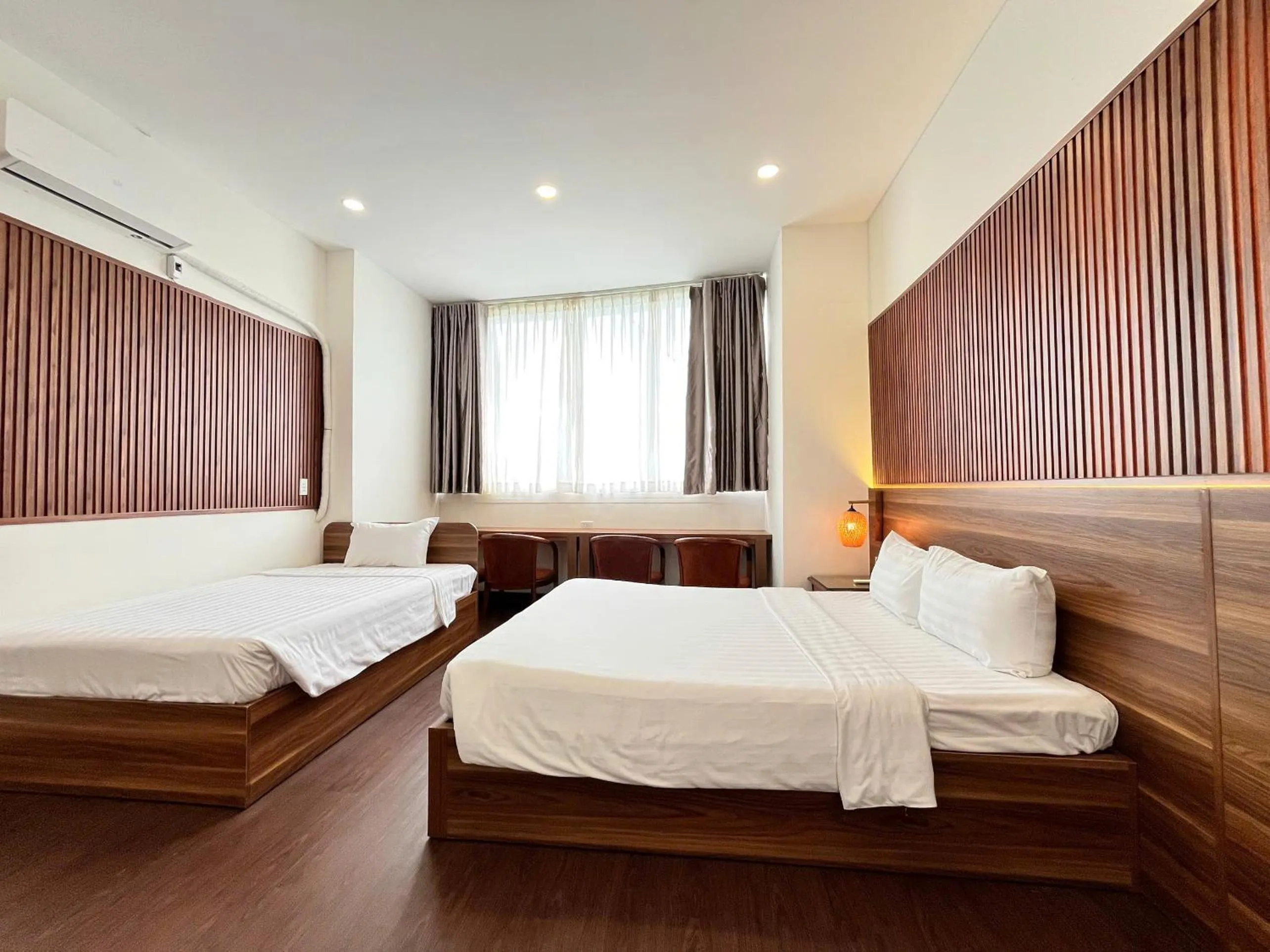 Bedroom, Bed in Lantern Hotel