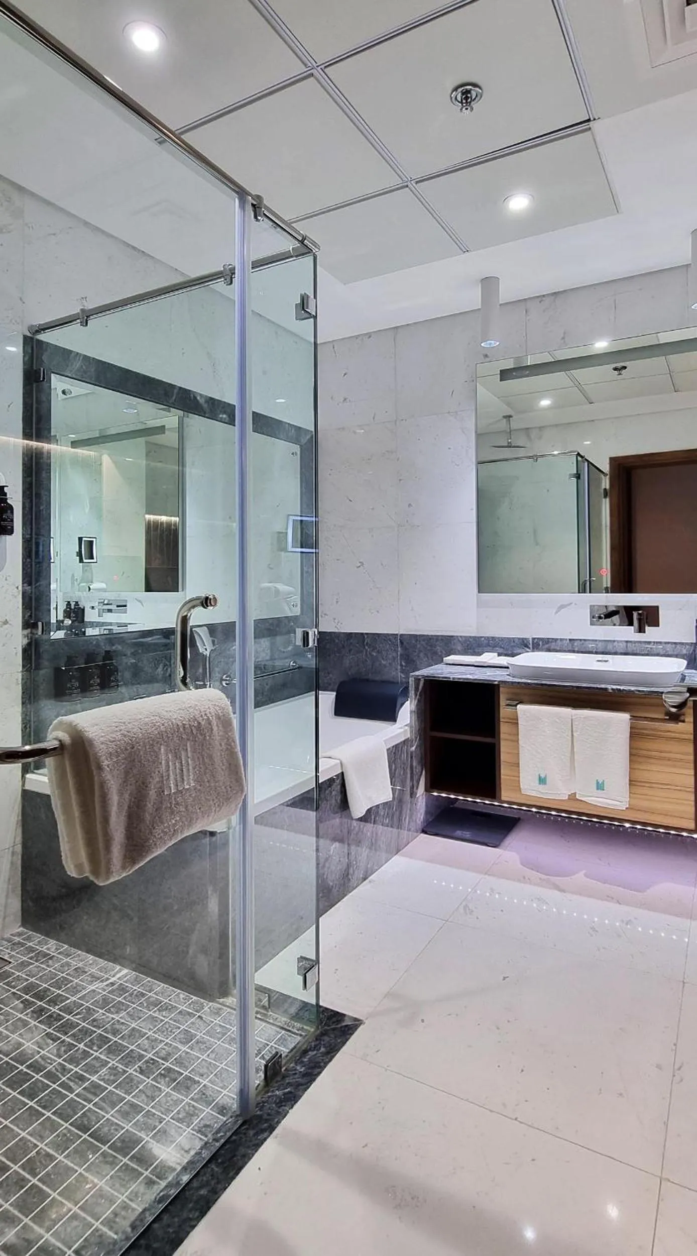 Bathroom, Bed in Millennium Place Doha