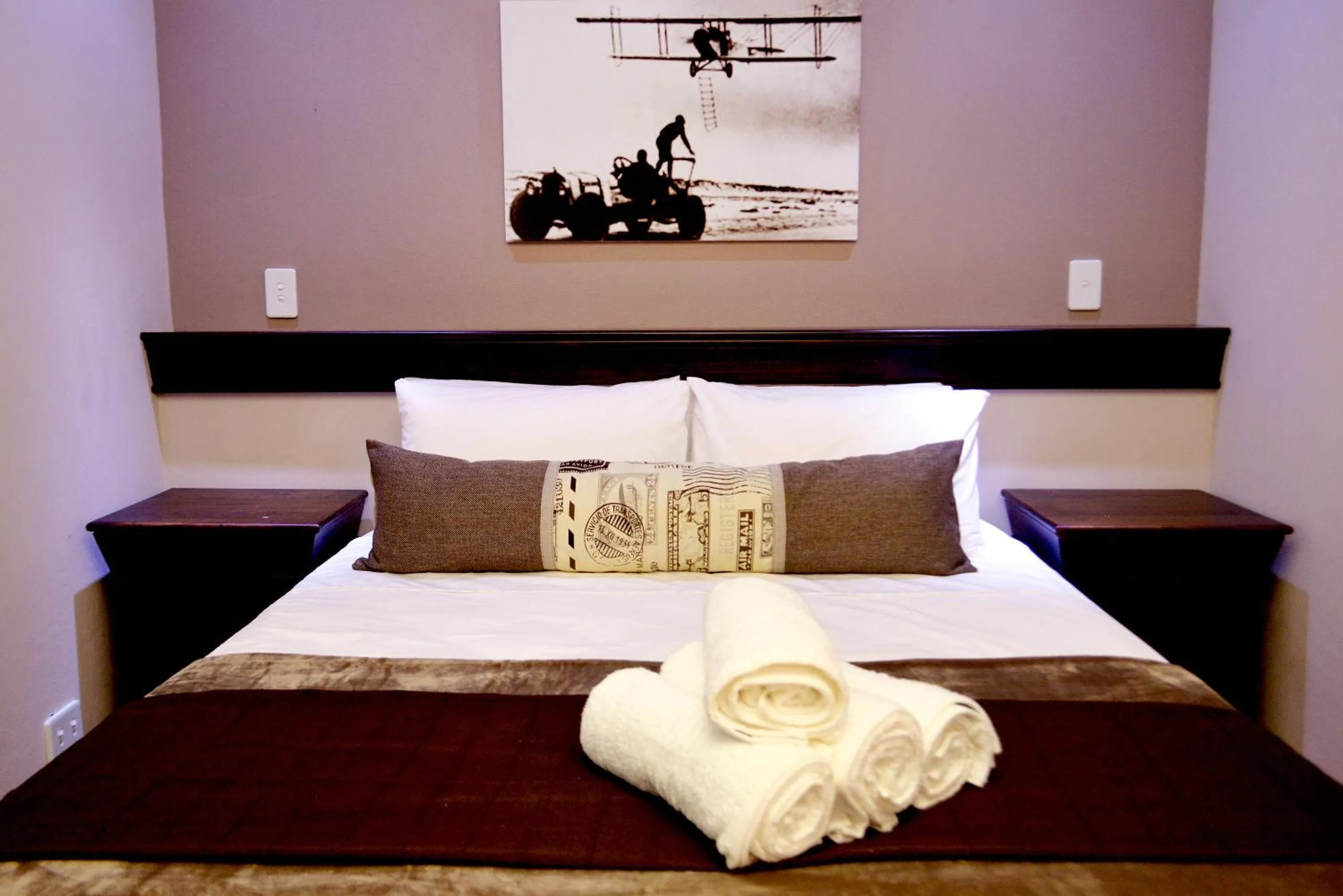 Photo of the whole room, Bed in Barnstormers Rest