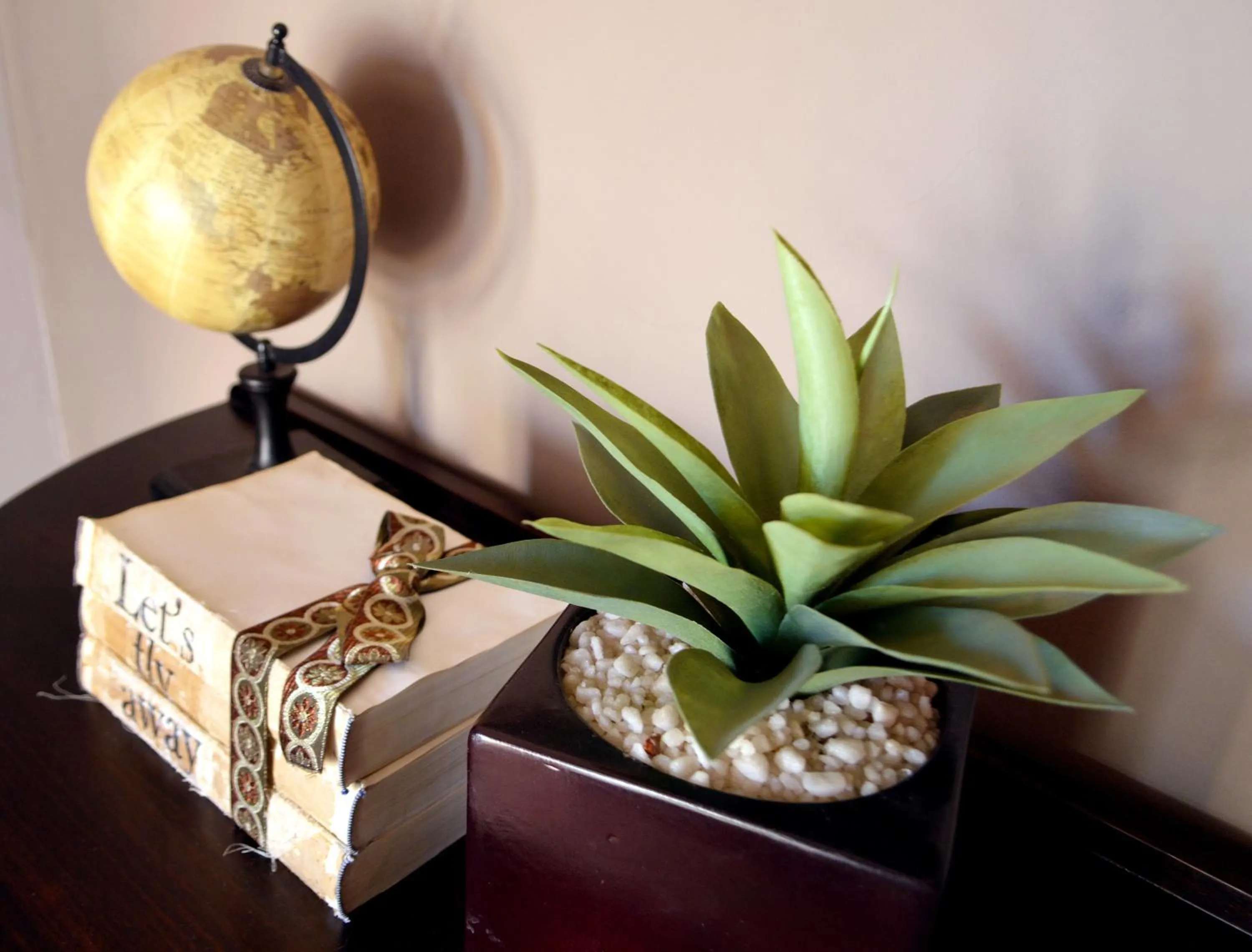 Decorative detail in Barnstormers Rest