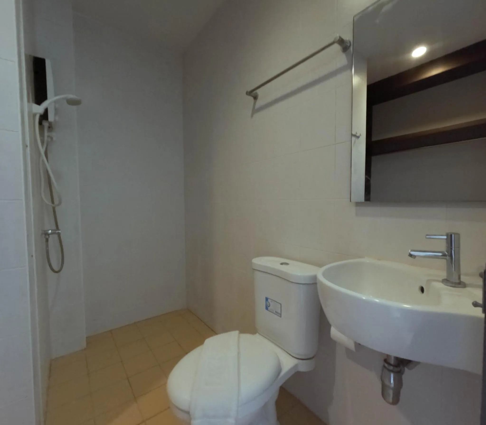 Bathroom in Le Ranong Bistro Hotel