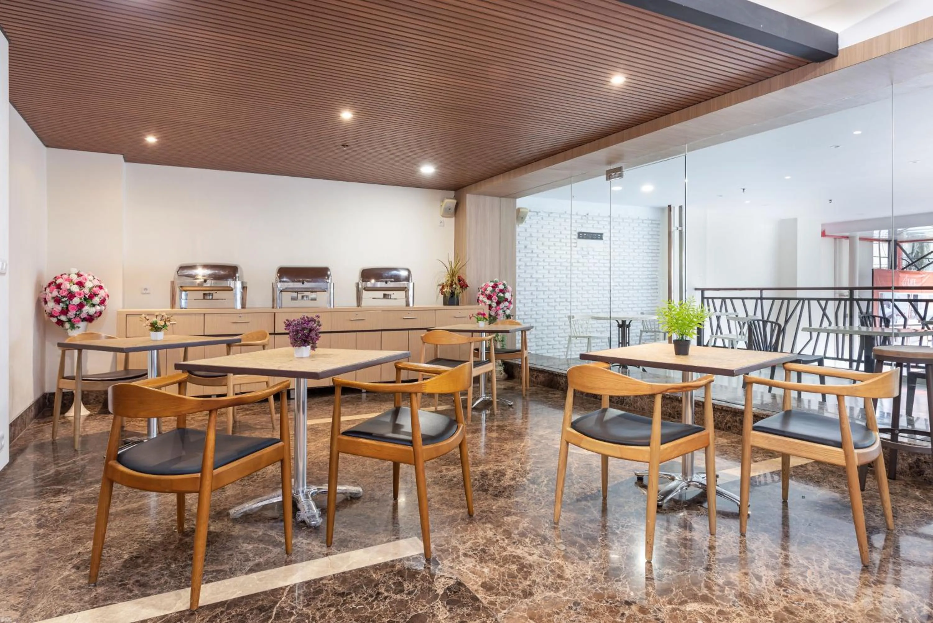 Restaurant/places to eat in Life Hotel Soekarno Hatta Makassar