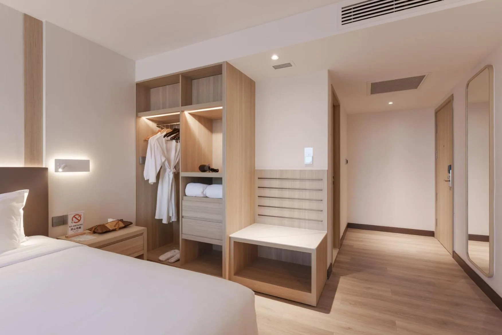 wardrobe, Bed in Shenzhen Tower Hotel Bangkok
