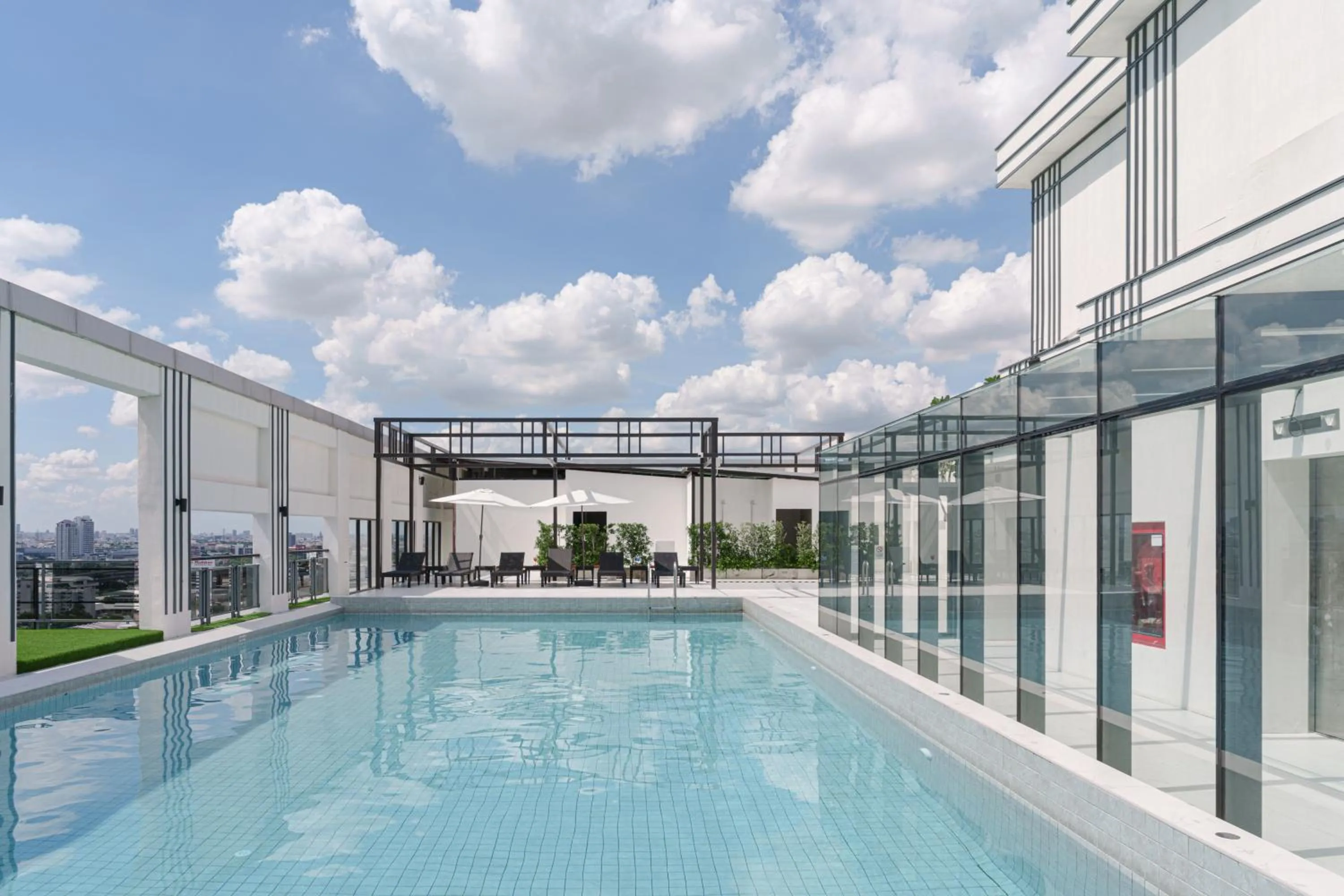 Swimming pool in Shenzhen Tower Hotel Bangkok