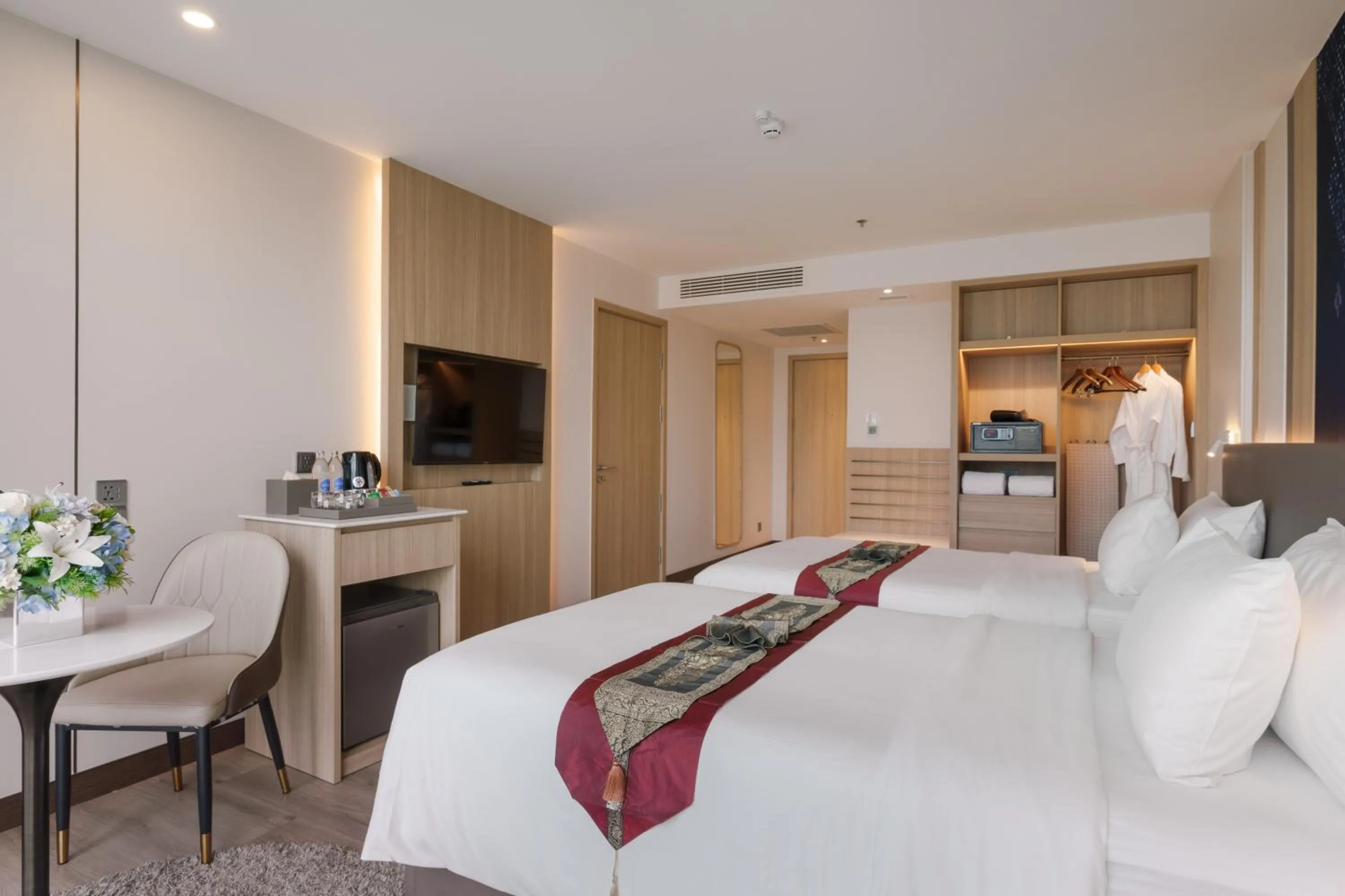 Photo of the whole room, Bed in Shenzhen Tower Hotel Bangkok