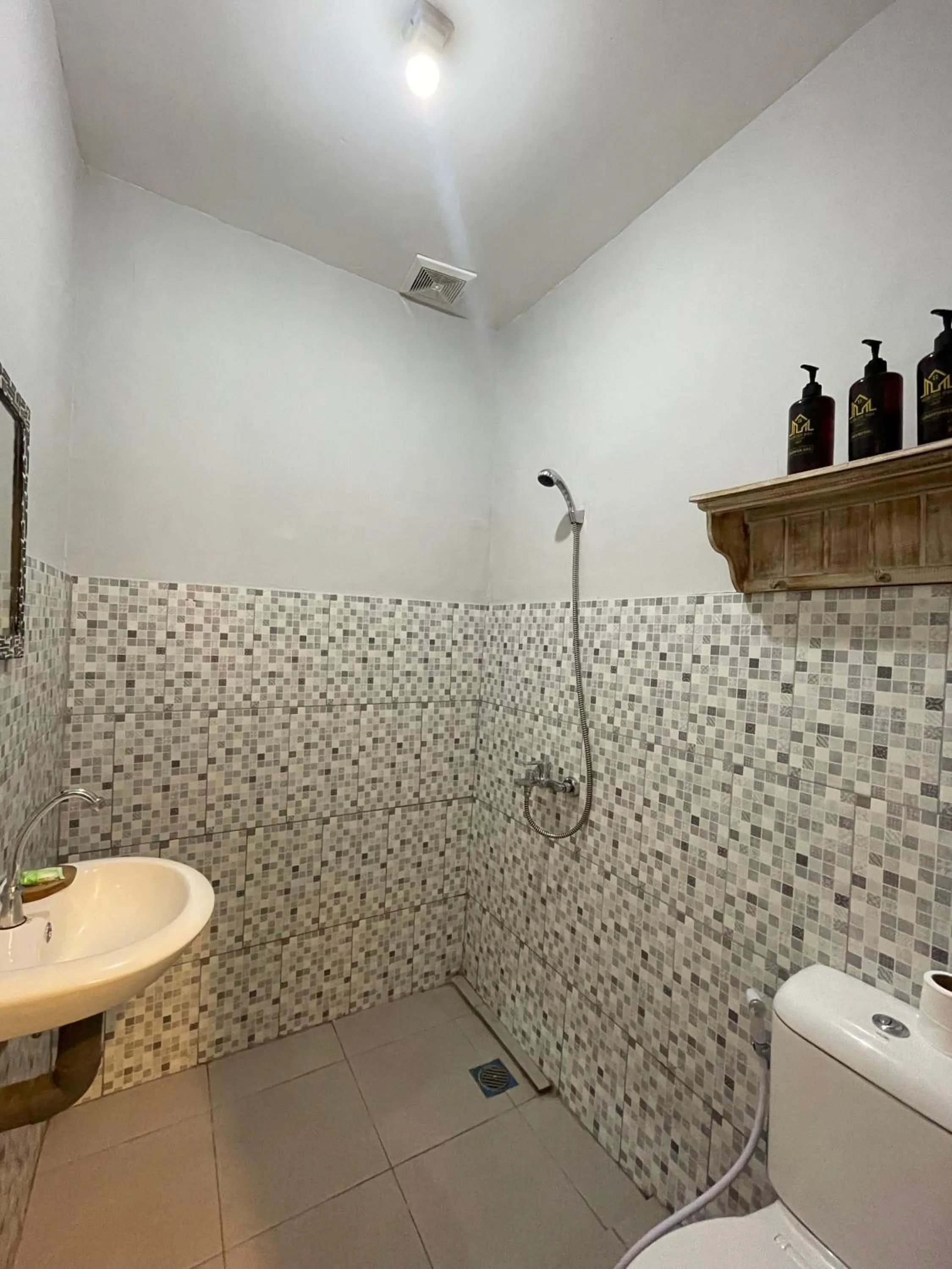 Shower in Griya Buda Guest House