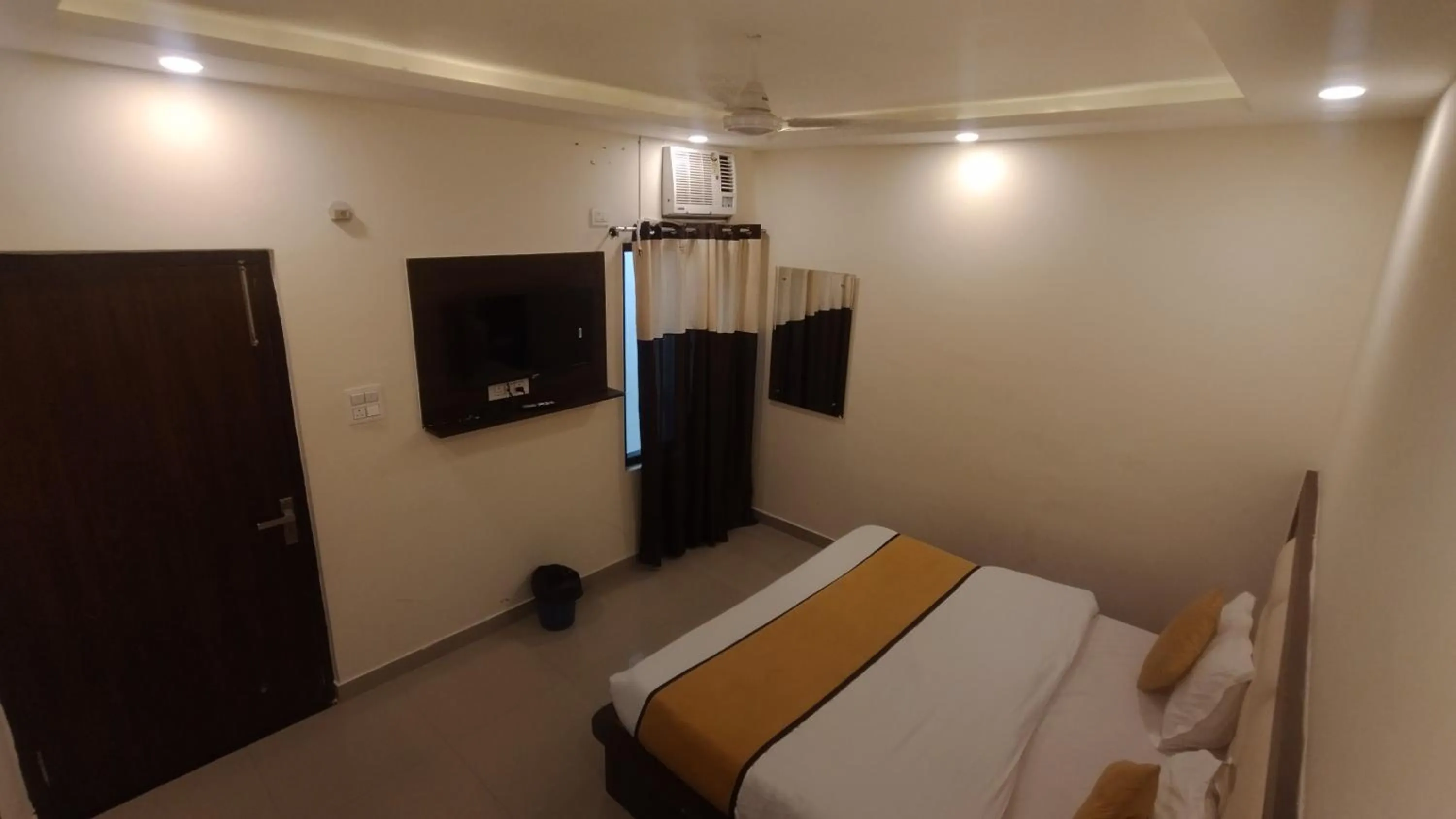 Communal lounge/ TV room, Bed in G L Palace