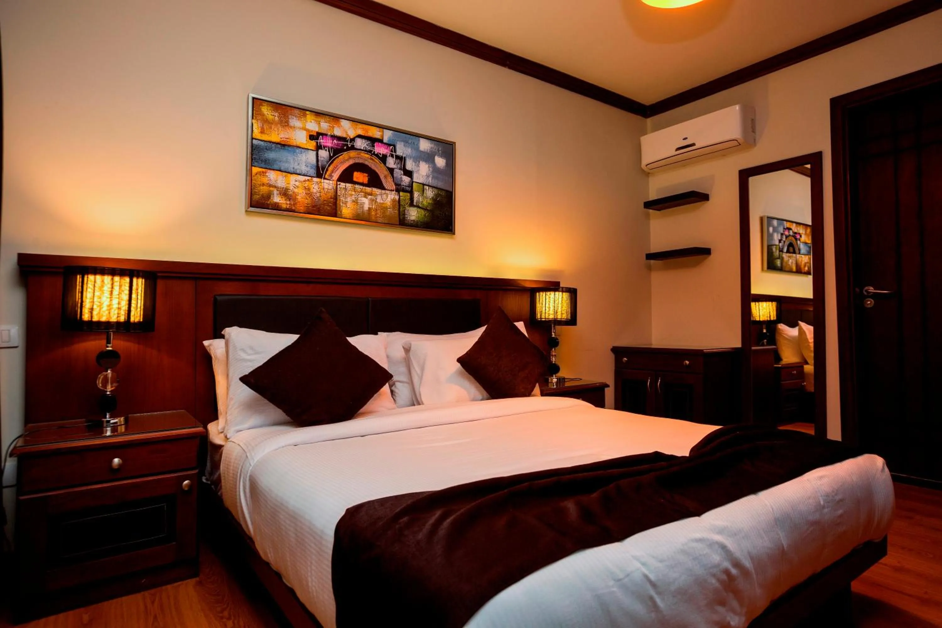TV and multimedia, Bed in Panacea Suites Hotel
