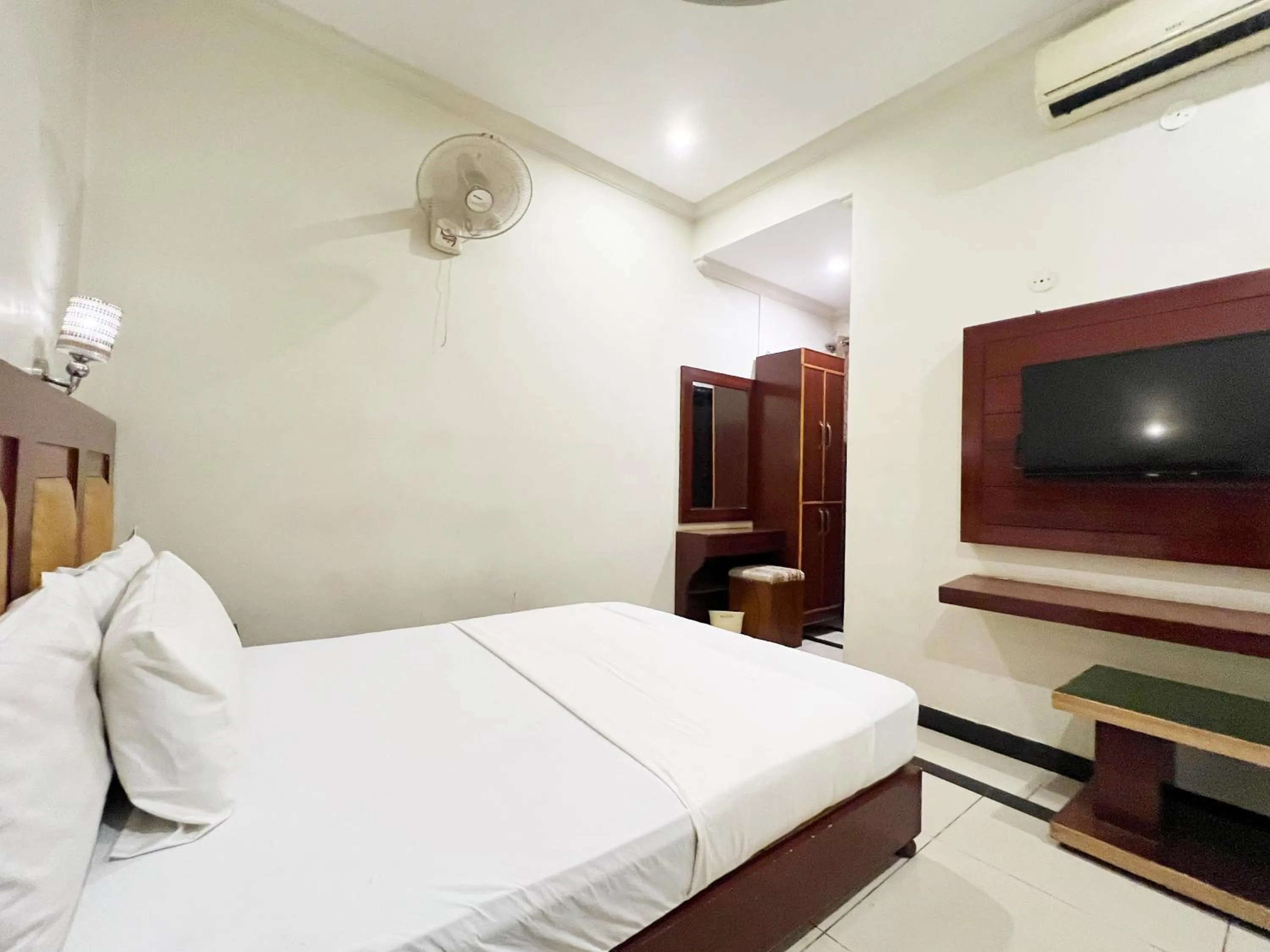 Bed in The Grand Hotel Multan