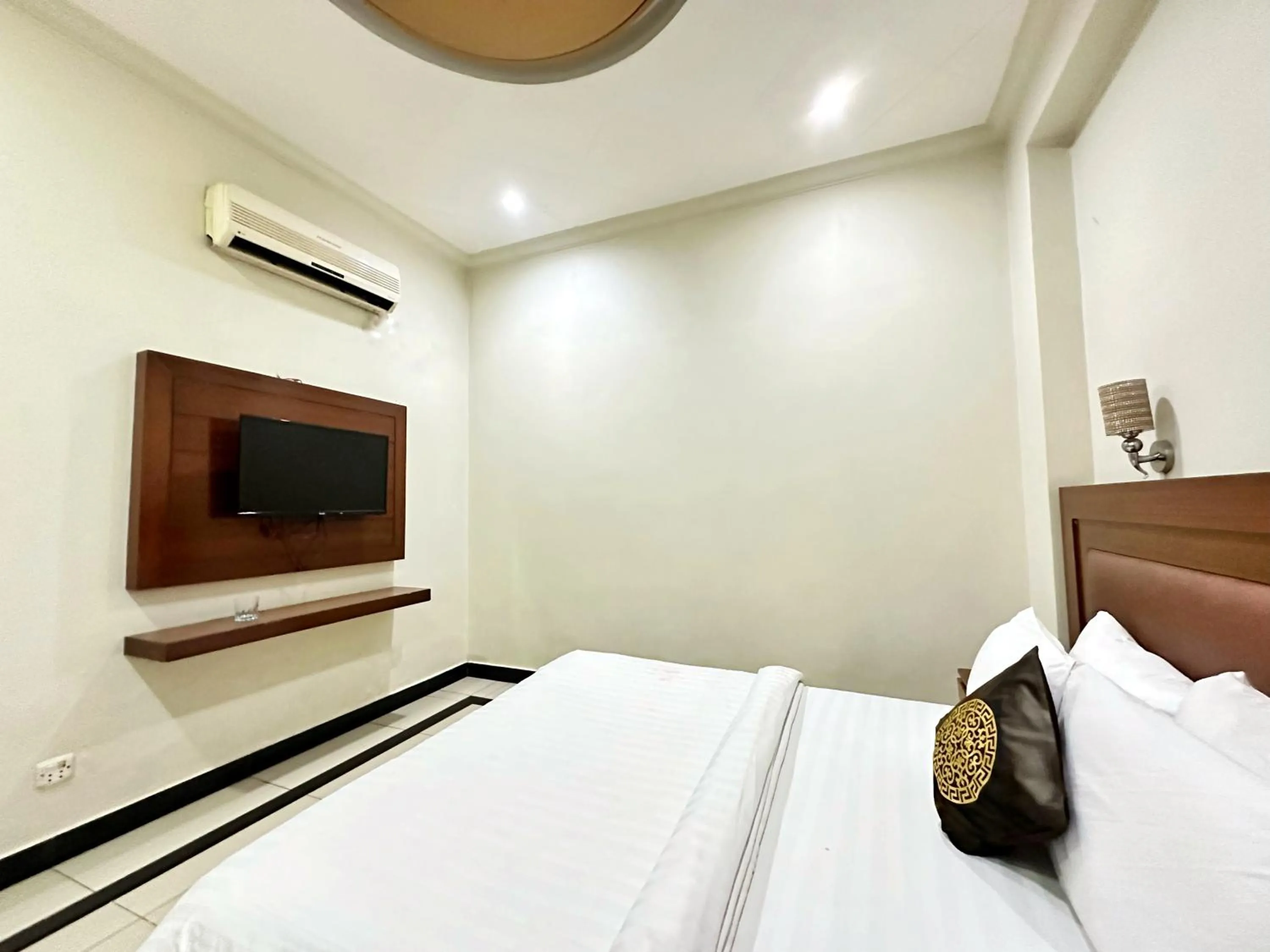 Bed in The Grand Hotel Multan