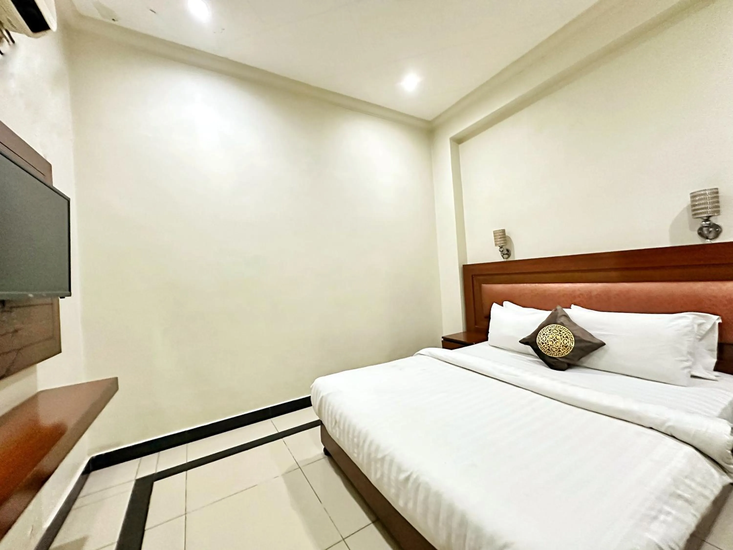 Bed in The Grand Hotel Multan