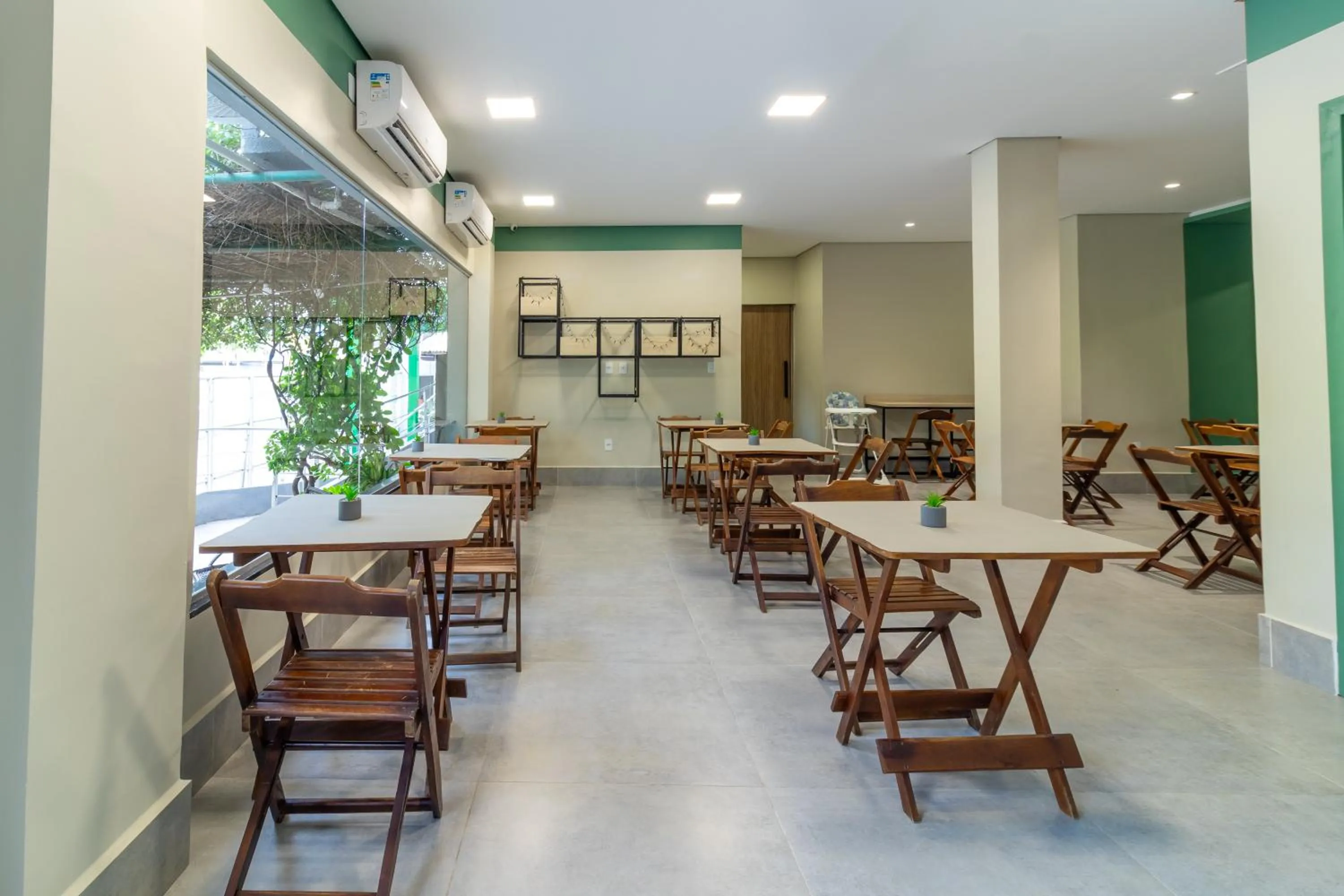 Restaurant/places to eat in Hotel Los Angeles