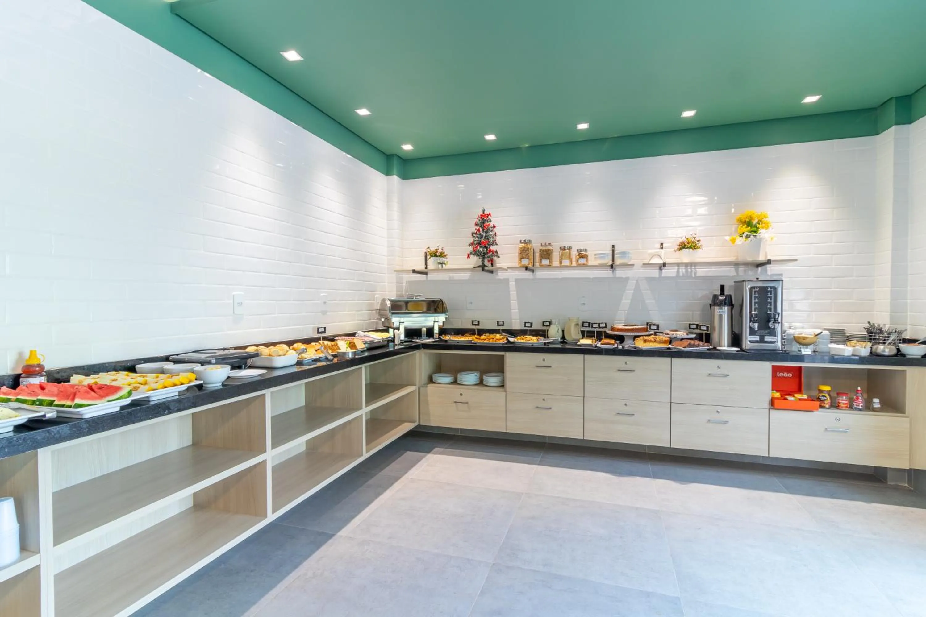 Coffee/tea facilities in Hotel Los Angeles