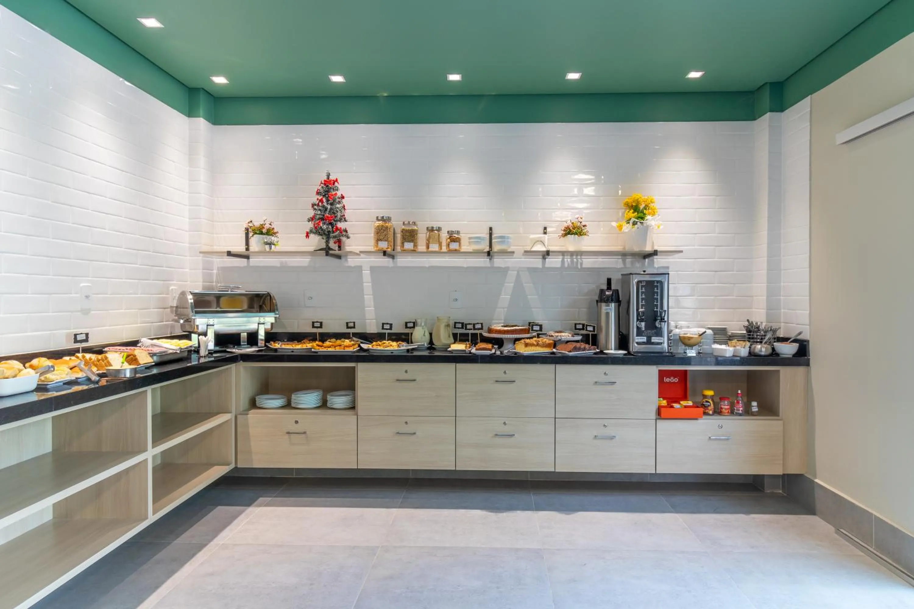 Coffee/tea facilities in Hotel Los Angeles