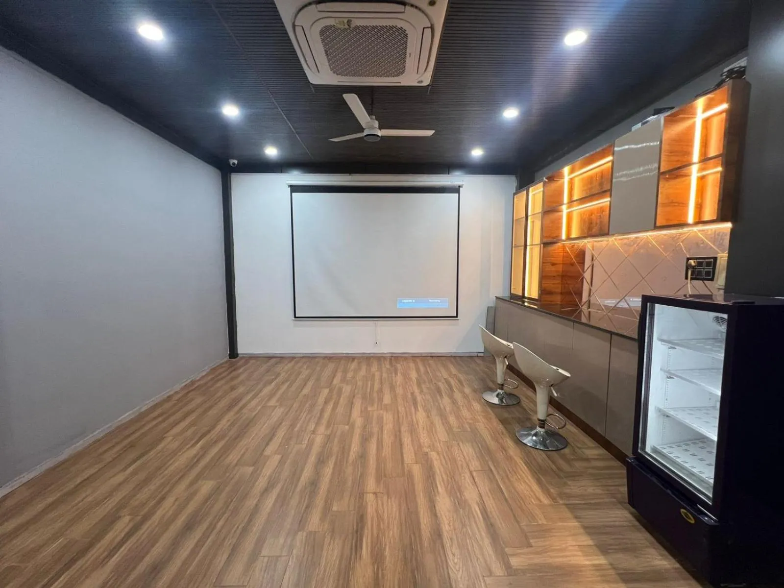 Communal lounge/ TV room in Wild Wings Premium Hotel