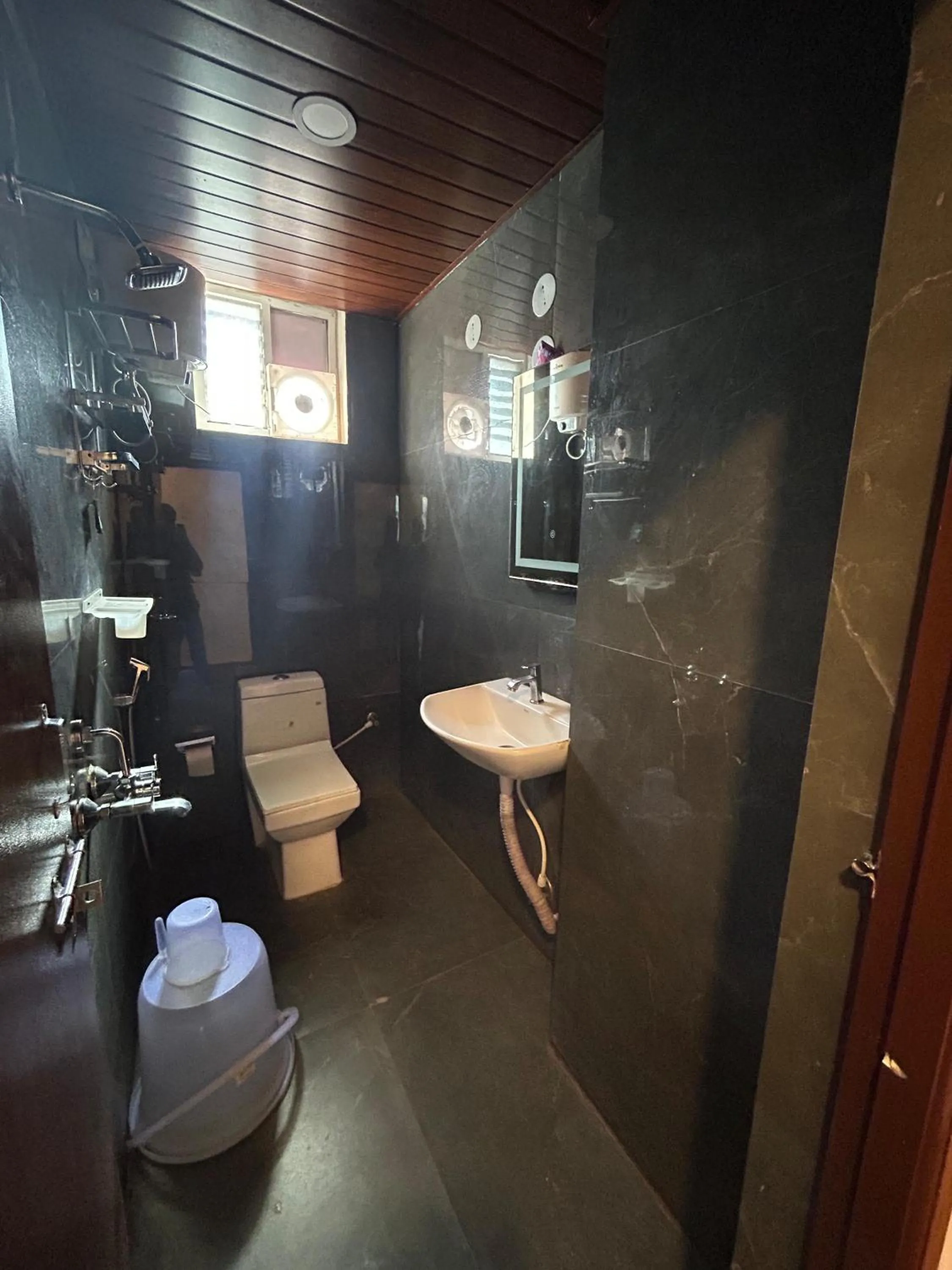 Shower in Wild Wings Premium Hotel