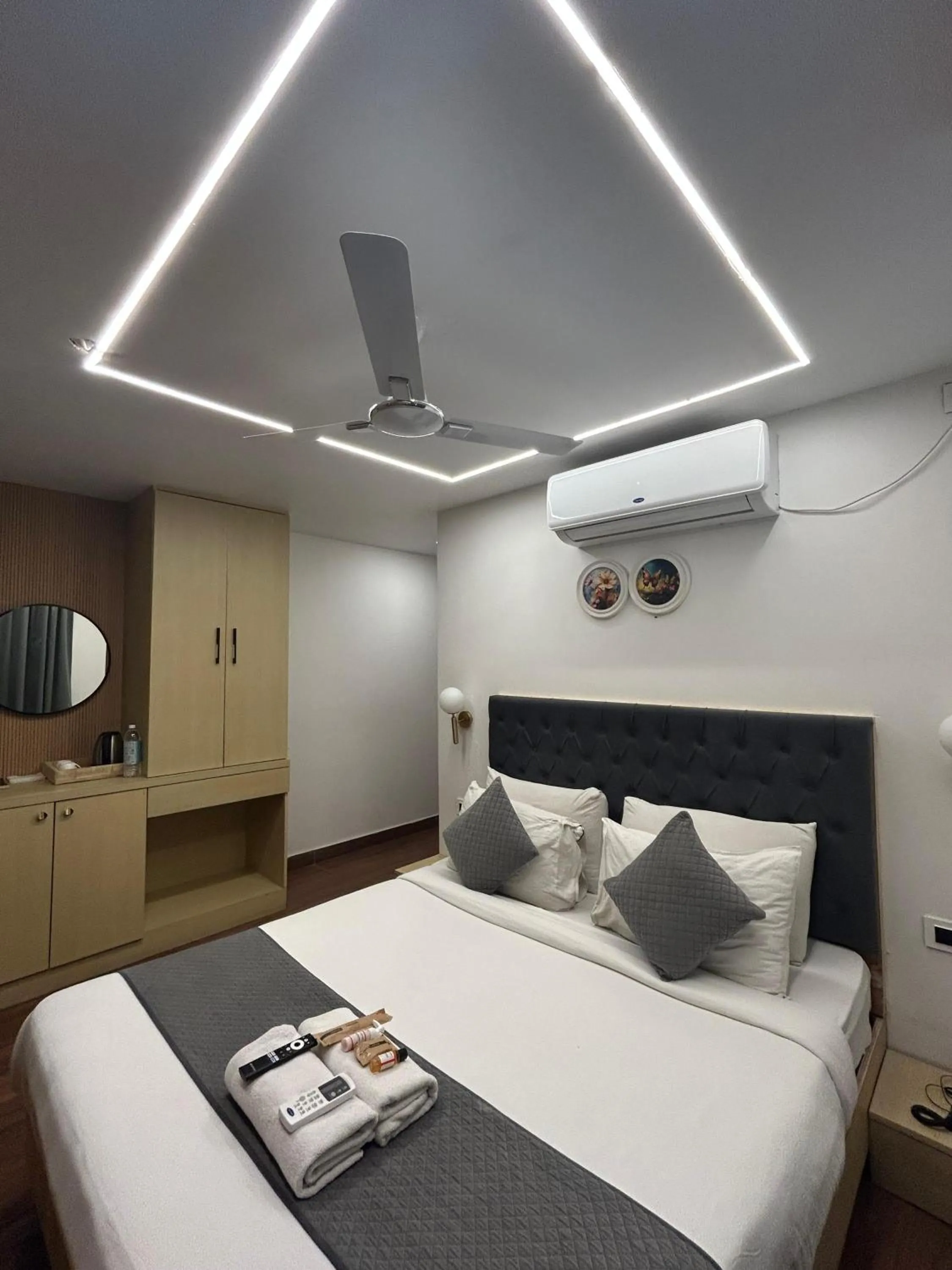 wardrobe, Bed in Wild Wings Premium Hotel