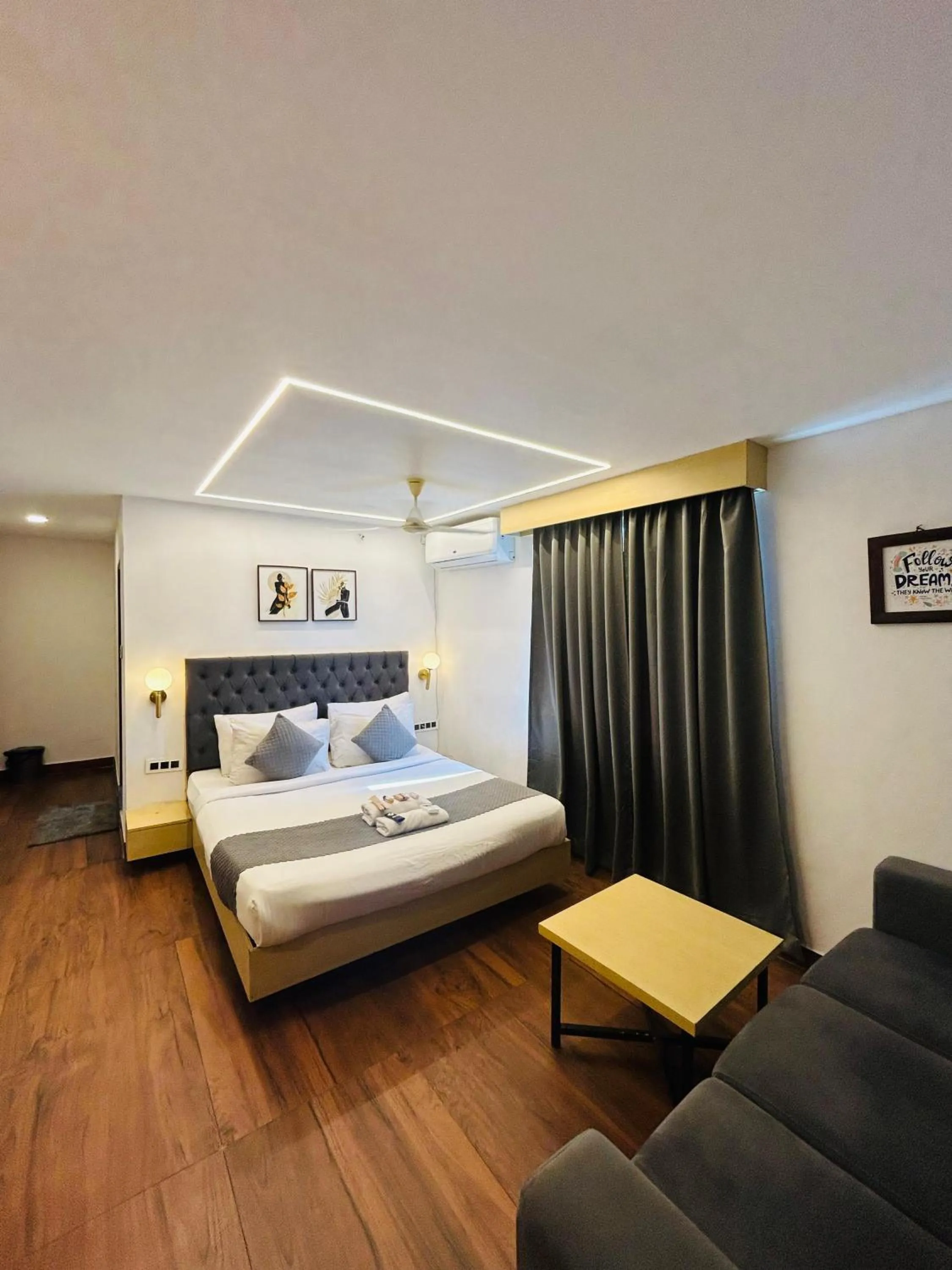 Bed in Wild Wings Premium Hotel