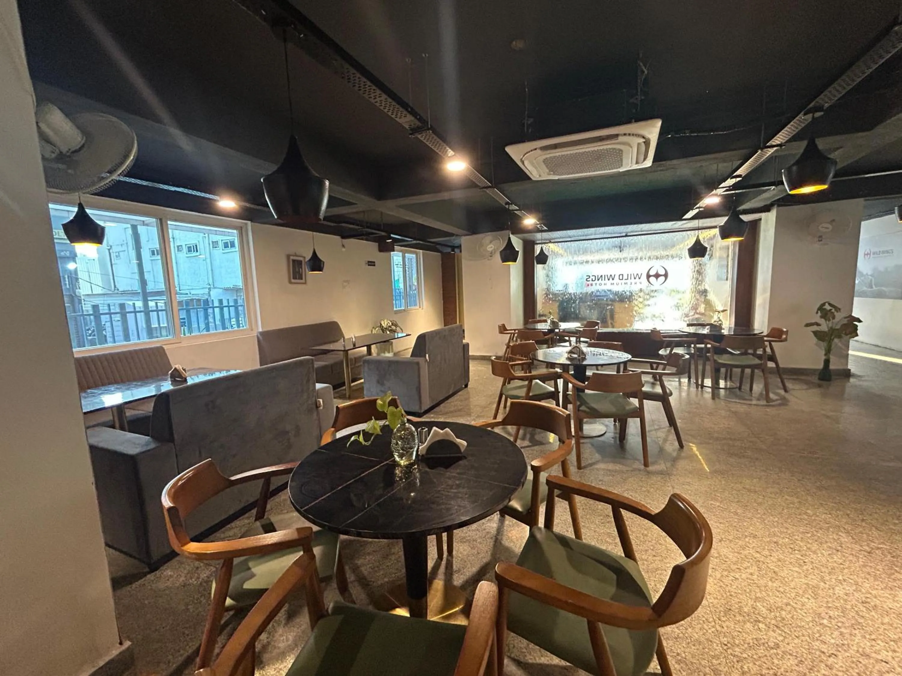 Restaurant/places to eat in Wild Wings Premium Hotel