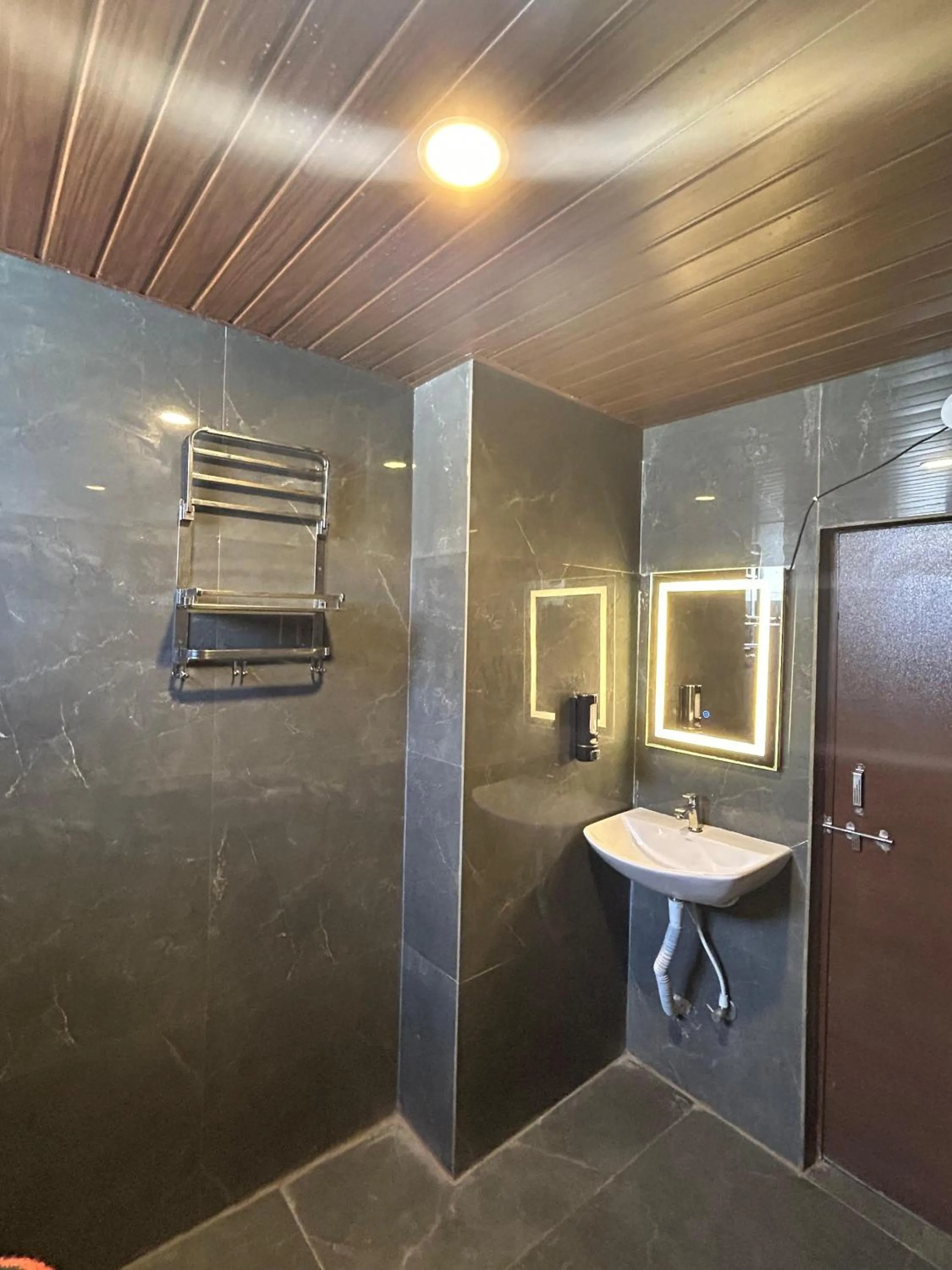 Shower in Wild Wings Premium Hotel