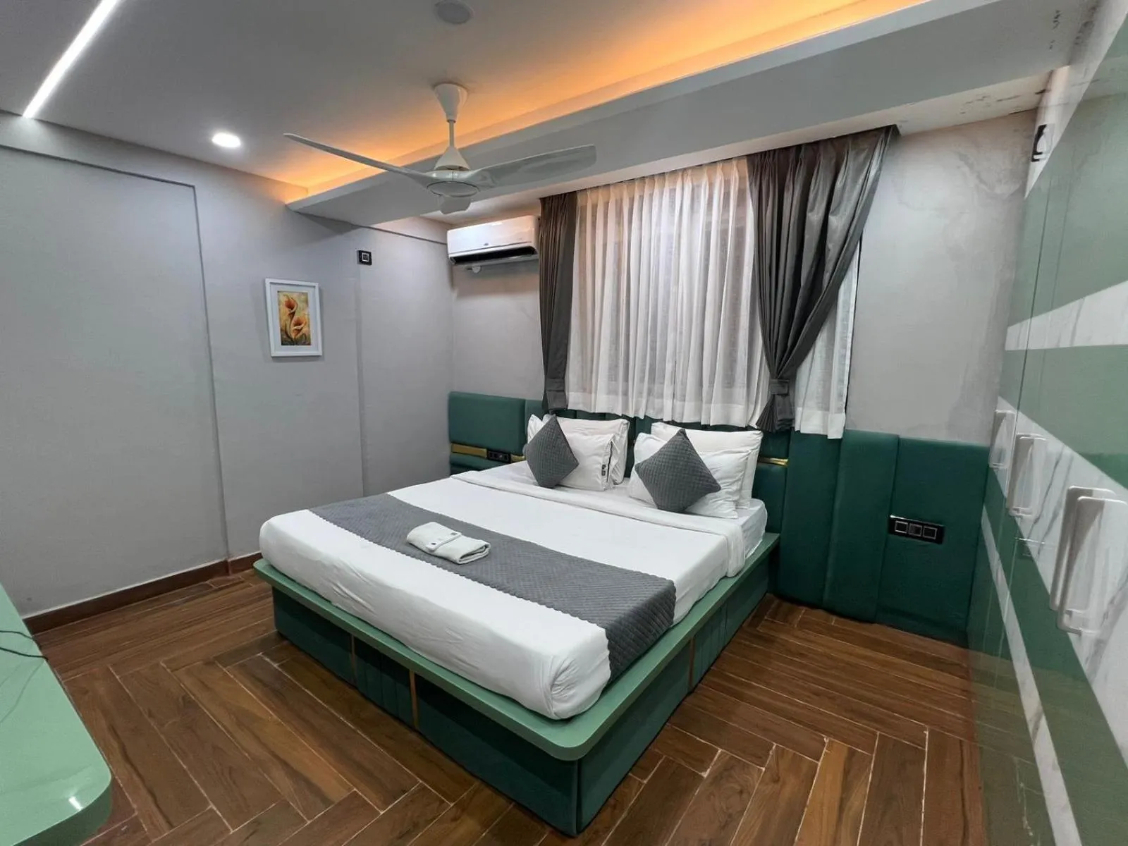 Bed in Wild Wings Premium Hotel