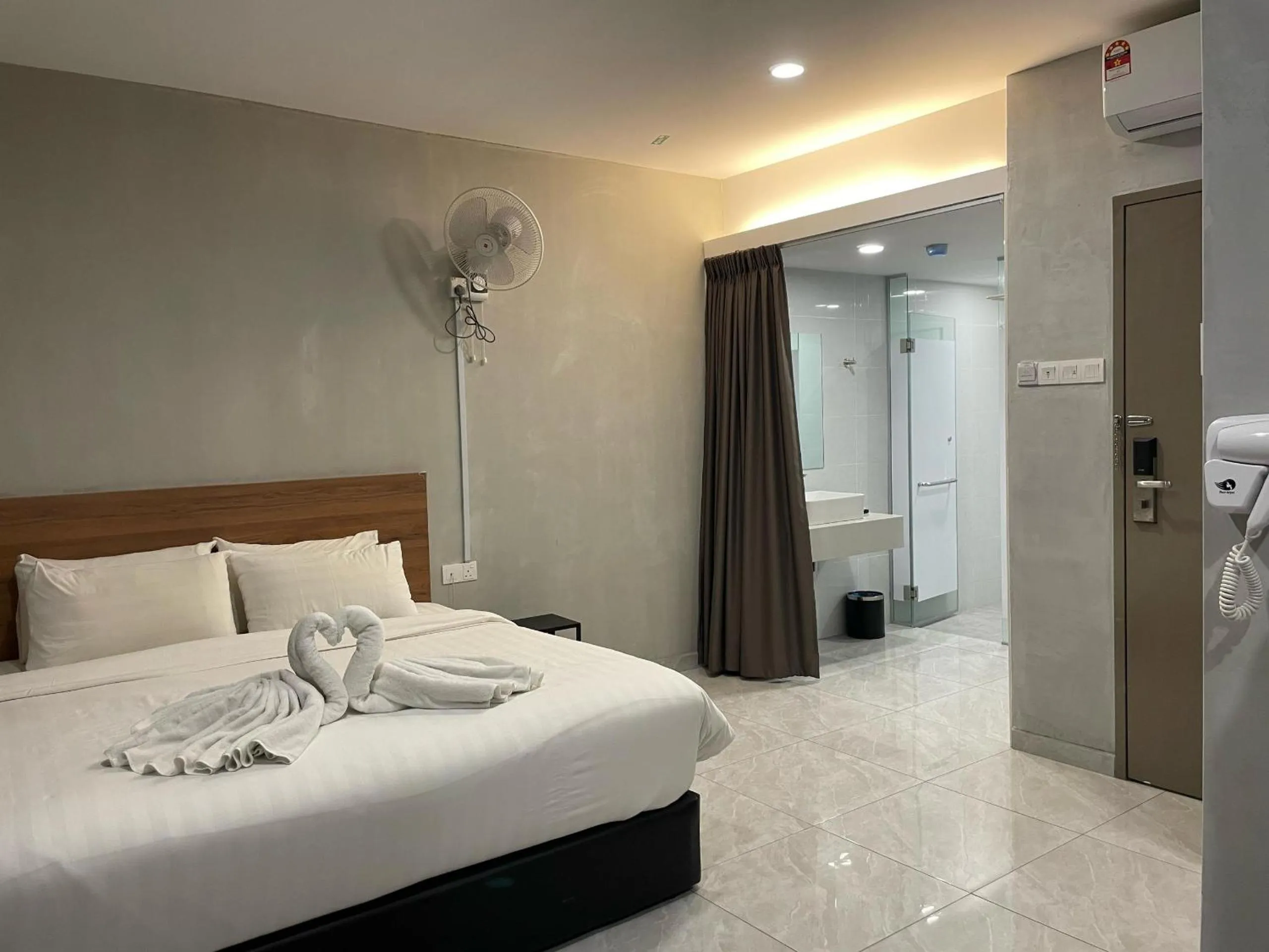 Toilet, Bed in HPY Hotel