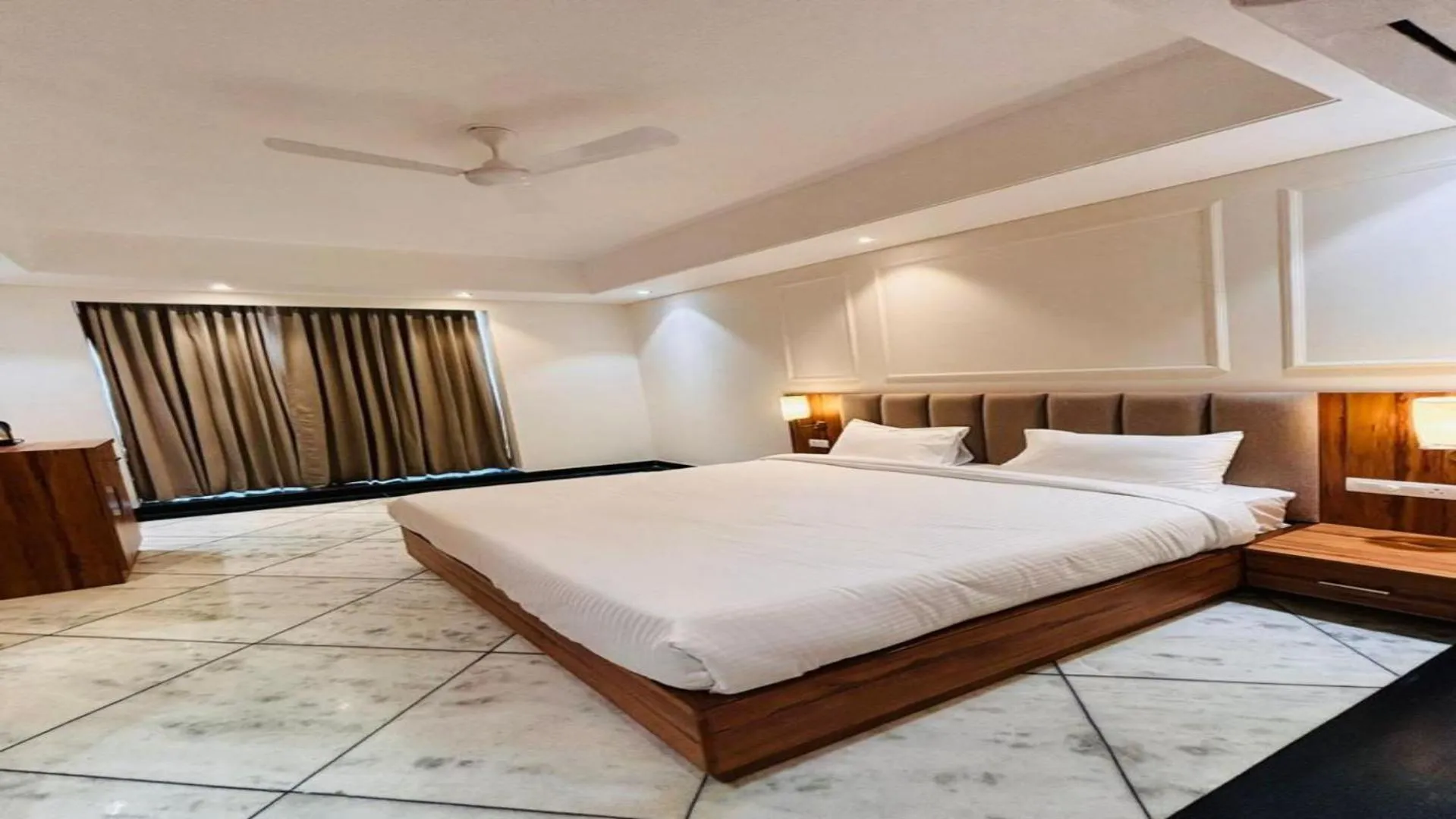 Bed in Jaipur Hotel Saaj Mansion
