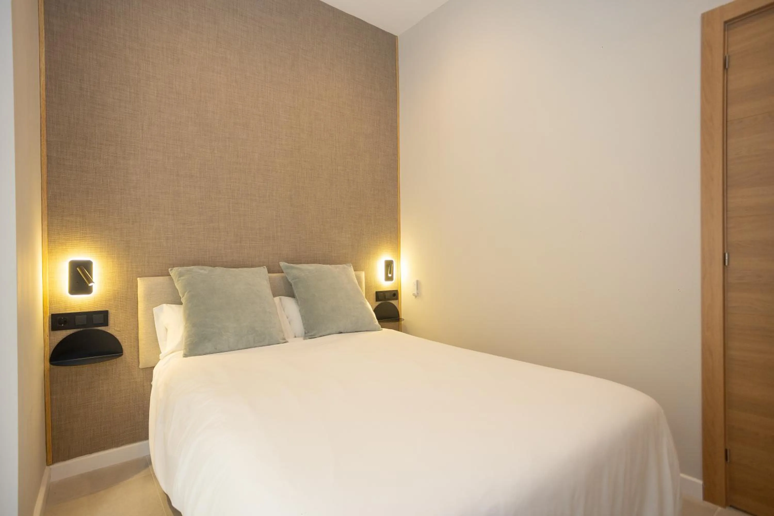 Bed in Chinitas Urban Rooms