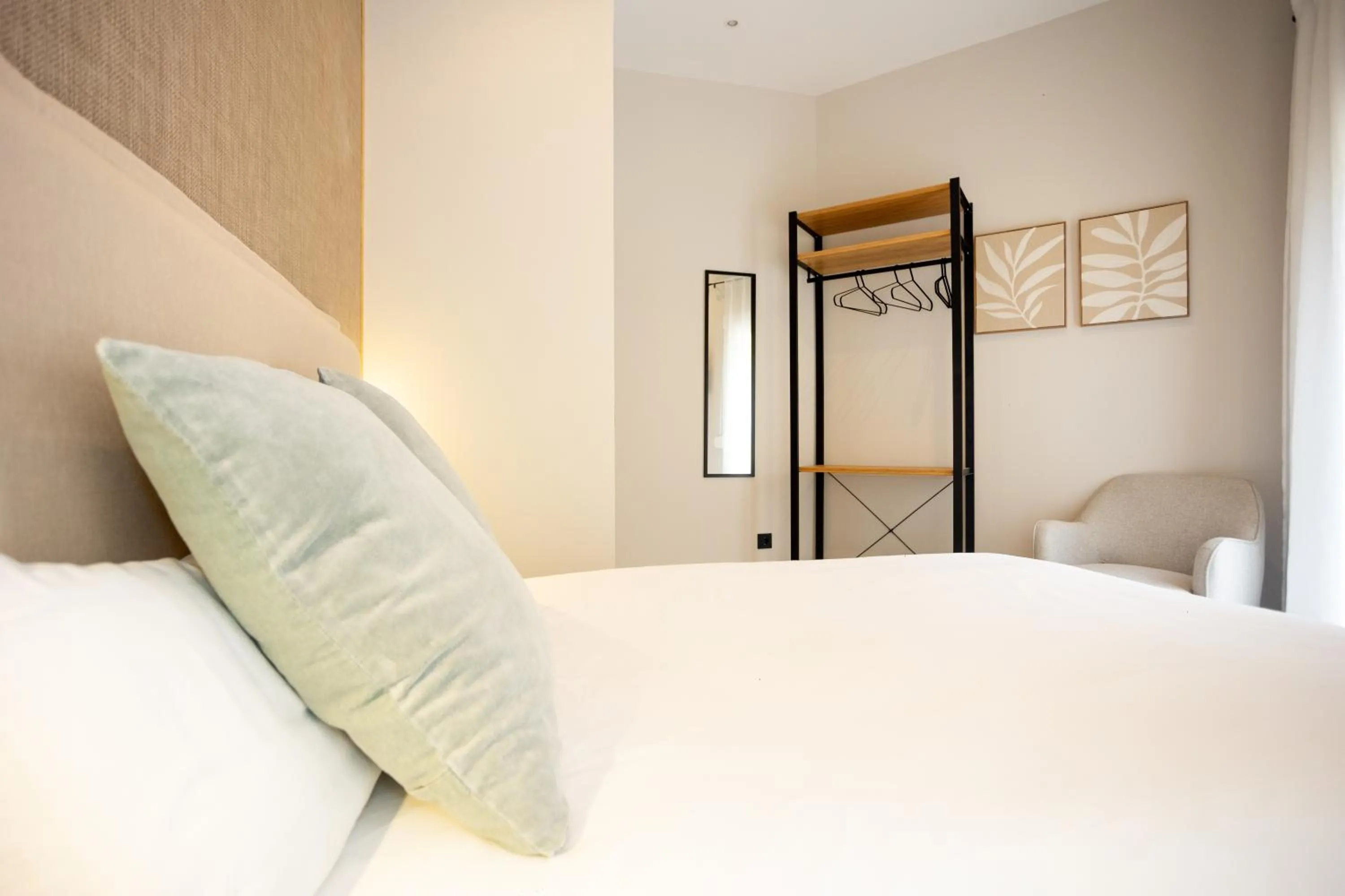 Bed in Chinitas Urban Rooms