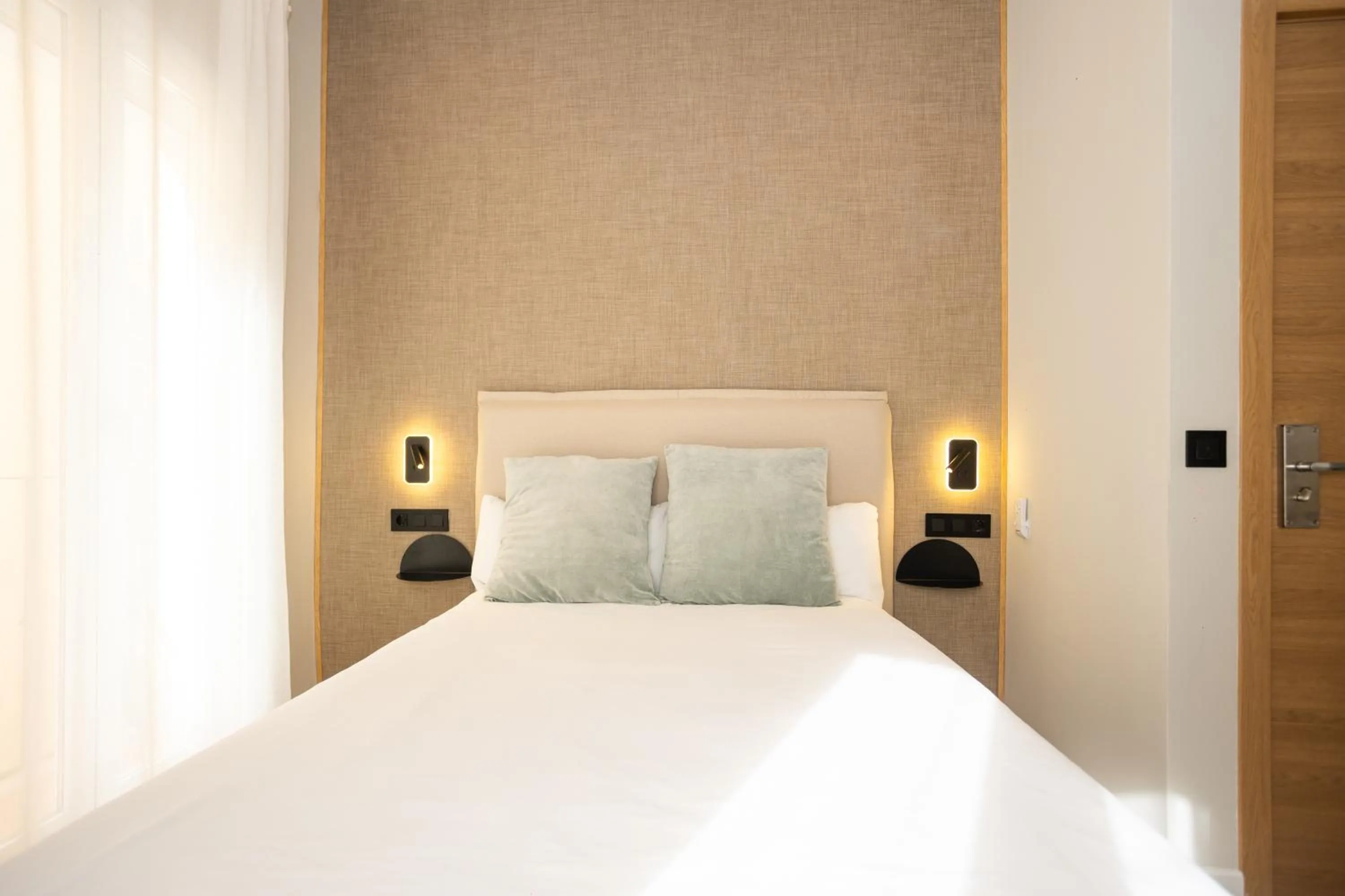 Bed in Chinitas Urban Rooms