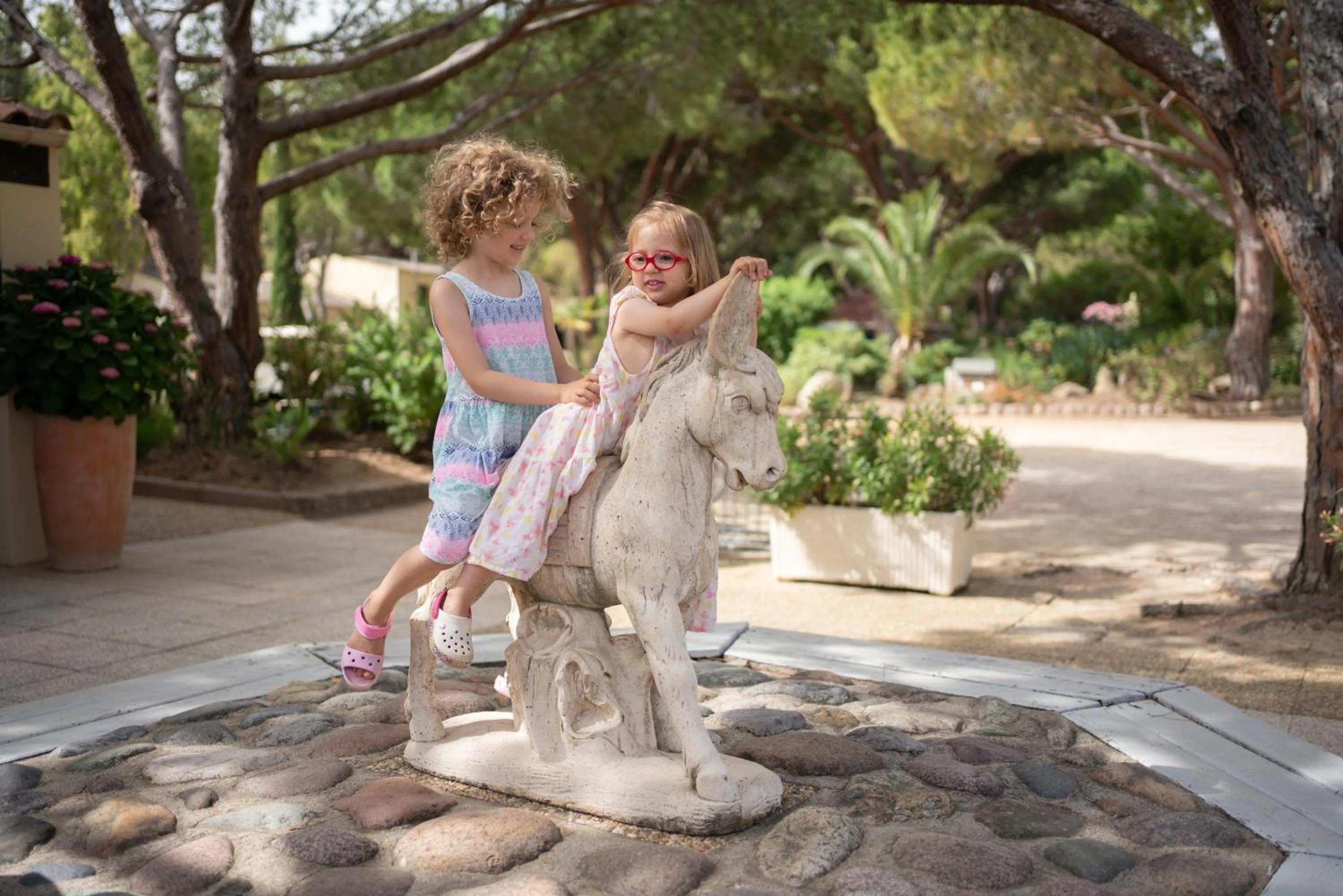 children in Feriendorf zum störrischen Esel