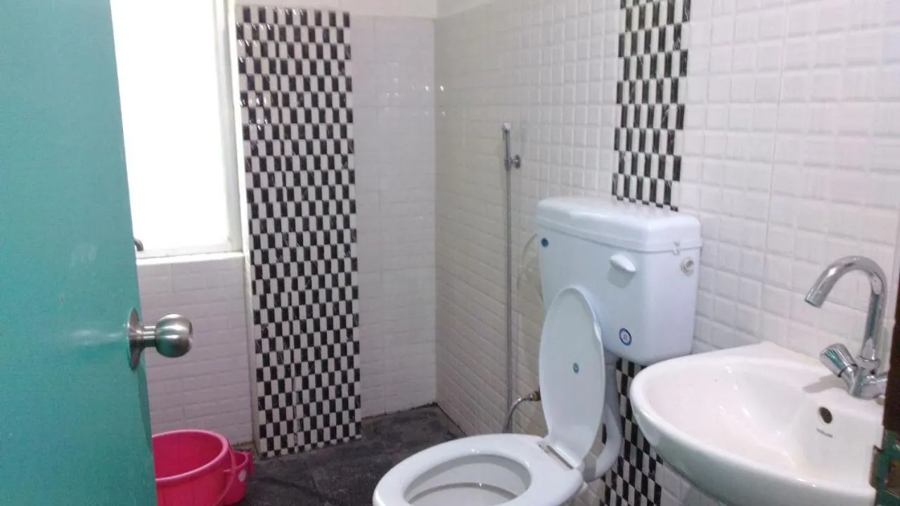 Toilet in Hotel Happy Home